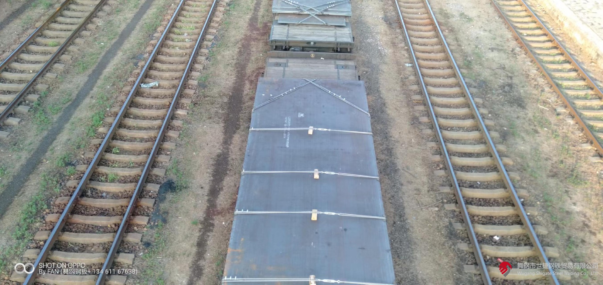 鋼是鐵、碳和少量其它元素的合金。 鋼材是鋼錠、鋼坯或鋼材通過壓力加工制成我們所需要的各種形狀、尺寸和性能的材料。 鋼材是國(guó)家建設(shè)和實(shí)現(xiàn)四化必不可少的重要物資,應(yīng)用廣泛、品種繁多,根據(jù)斷面形狀的不同、一般分為型材、板材、管材和金屬制品四大類、為了便于組織鋼材的生產(chǎn)、訂貨供應(yīng)和搞好經(jīng)營(yíng)管理工作,又分為重軌、輕軌、大型型鋼、中型型鋼、小型型鋼、冷彎型鋼,優(yōu)質(zhì)型鋼、線材、中厚鋼板、薄鋼板、電工用硅鋼片、帶鋼、無(wú)縫鋼管、焊接鋼管、金屬制品等品種。 鋼是鐵、碳和少量其它元素的合金。 鋼材是鋼錠、鋼坯或鋼材通過壓力加工制成我們所需要的各種形狀、尺寸和性能的材料。 鋼材是國(guó)家建設(shè)和實(shí)現(xiàn)四化必不可少的重要物資,應(yīng)用廣泛、品種繁多,根據(jù)斷面形狀的不同、一般分為型材、板材、管材和金屬制品四大類、為了便于組織鋼材的生產(chǎn)、訂貨供應(yīng)和搞好經(jīng)營(yíng)管理工作,又分為重軌、輕軌、大型型鋼、中型型鋼、小型型鋼、冷彎型鋼,優(yōu)質(zhì)型鋼、線材、中厚鋼板、薄鋼板、電工用硅鋼片、帶鋼、無(wú)縫鋼管、焊接鋼管、金屬制品等品種。