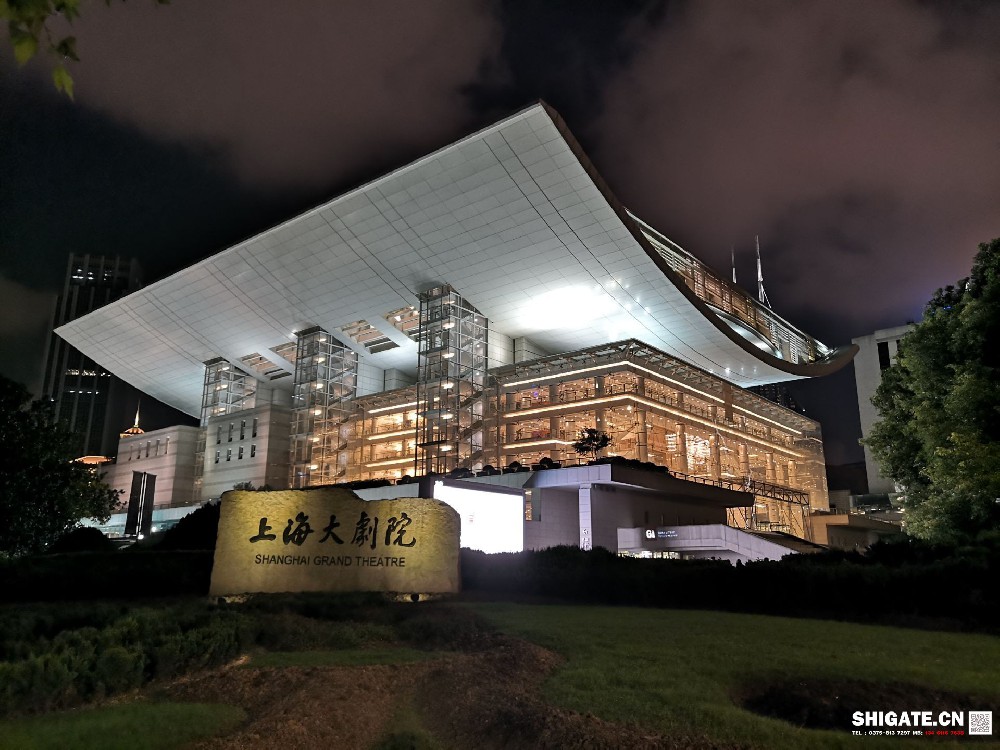 世界級歌劇院——上海大歌劇院是上海“十三五”期間公共文化新布局中的重點建設項目之一,其整個建筑形體取“中國扇”之意。為讓最美“中國扇”在黃浦江畔綻開,項目建設工程中運用了大量新技術、新工藝、新材料,尤其是其關鍵部位所用鋼材,與普通高層建筑用鋼板相比,除了要具備較強的抗壓性能外,還需承受比普通鋼板更強的抗撕裂、抗扭曲能力。同時,該項目對鋼板的表面質量要求非常苛刻。 世界級歌劇院——上海大歌劇院是上海“十三五”期間公共文化新布局中的重點建設項目之一,其整個建筑形體取“中國扇”之意。為讓最美“中國扇”在黃浦江畔綻開,項目建設工程中運用了大量新技術、新工藝、新材料,尤其是其關鍵部位所用鋼材,與普通高層建筑用鋼板相比,除了要具備較強的抗壓性能外,還需承受比普通鋼板更強的抗撕裂、抗扭曲能力。同時,該項目對鋼板的表面質量要求非常苛刻。