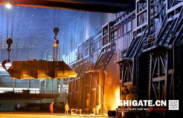 煉鐵過程實質(zhì)上是將鐵從其自然形態(tài)——礦石等含鐵化合物中還原出來的過程。煉鐵方法主要有高爐法、直接還原法、熔融還原法等,其原理是礦石在特定的氣氛中(還原物質(zhì)CO、H2、C;適宜溫度等)通過物化反應(yīng)獲取還原后的生鐵。生鐵除了少部分用于鑄造外,絕大部分是作為煉鋼原料。 高爐煉鐵是現(xiàn)代煉鐵的主要方法,鋼鐵生產(chǎn)中的重要環(huán)節(jié)。這種方法是由古代豎爐煉鐵發(fā)展、改進(jìn)而成的。盡管世界各國研究發(fā)展了很多新的煉鐵法,但由于高爐煉鐵技術(shù)經(jīng)濟(jì)指標(biāo)良好,工藝簡單,生產(chǎn)量大,勞動生產(chǎn)率高,能耗低,這種方法生產(chǎn)的鐵仍占世界鐵總產(chǎn)量的95%以上。 煉鐵工藝是是將含鐵原料(燒結(jié)礦、球團(tuán)礦或鐵礦)、燃料(焦炭、煤粉等)及其它輔助原料(石灰石、白云石、錳礦等)按一定比例自高爐爐頂裝入高爐,并由熱風(fēng)爐在高爐下部沿爐周的風(fēng)口向高爐內(nèi)鼓入熱風(fēng)助焦炭燃燒(有的高爐也噴吹煤粉、重油、天然氣等輔助燃料),在高溫下焦炭中的碳同鼓入空氣中的氧燃燒生成的一氧化碳和氫氣。 原料、燃料隨著爐內(nèi)熔煉等過程的進(jìn)行而下降,在爐料下降和上升的煤氣相遇,先后發(fā)生傳熱、還原、熔化、脫炭作用而生成生鐵,鐵礦石原料中的雜質(zhì)與加入爐內(nèi)的熔劑相結(jié)合而成渣,爐底鐵水間斷地放出裝入鐵水罐,送往煉鋼廠。同時產(chǎn)生高爐煤氣,爐渣兩種副產(chǎn)品,高爐渣鐵主要礦石中不還原的雜質(zhì)和石灰石等熔劑結(jié)合生成,自渣口排出后,經(jīng)水淬處理后全部作為水泥生產(chǎn)原料;產(chǎn)生的煤氣從爐頂導(dǎo)出,經(jīng)除塵后,作為熱風(fēng)爐、加熱爐、焦?fàn)t、鍋爐等的燃料。 煉鐵過程實質(zhì)上是將鐵從其自然形態(tài)——礦石等含鐵化合物中還原出來的過程。煉鐵方法主要有高爐法、直接還原法、熔融還原法等,其原理是礦石在特定的氣氛中(還原物質(zhì)CO、H2、C;適宜溫度等)通過物化反應(yīng)獲取還原后的生鐵。生鐵除了少部分用于鑄造外,絕大部分是作為煉鋼原料。 高爐煉鐵是現(xiàn)代煉鐵的主要方法,鋼鐵生產(chǎn)中的重要環(huán)節(jié)。這種方法是由古代豎爐煉鐵發(fā)展、改進(jìn)而成的。盡管世界各國研究發(fā)展了很多新的煉鐵法,但由于高爐煉鐵技術(shù)經(jīng)濟(jì)指標(biāo)良好,工藝簡單,生產(chǎn)量大,勞動生產(chǎn)率高,能耗低,這種方法生產(chǎn)的鐵仍占世界鐵總產(chǎn)量的95%以上。 煉鐵工藝是是將含鐵原料(燒結(jié)礦、球團(tuán)礦或鐵礦)、燃料(焦炭、煤粉等)及其它輔助原料(石灰石、白云石、錳礦等)按一定比例自高爐爐頂裝入高爐,并由熱風(fēng)爐在高爐下部沿爐周的風(fēng)口向高爐內(nèi)鼓入熱風(fēng)助焦炭燃燒(有的高爐也噴吹煤粉、重油、天然氣等輔助燃料),在高溫下焦炭中的碳同鼓入空氣中的氧燃燒生成的一氧化碳和氫氣。 原料、燃料隨著爐內(nèi)熔煉等過程的進(jìn)行而下降,在爐料下降和上升的煤氣相遇,先后發(fā)生傳熱、還原、熔化、脫炭作用而生成生鐵,鐵礦石原料中的雜質(zhì)與加入爐內(nèi)的熔劑相結(jié)合而成渣,爐底鐵水間斷地放出裝入鐵水罐,送往煉鋼廠。同時產(chǎn)生高爐煤氣,爐渣兩種副產(chǎn)品,高爐渣鐵主要礦石中不還原的雜質(zhì)和石灰石等熔劑結(jié)合生成,自渣口排出后,經(jīng)水淬處理后全部作為水泥生產(chǎn)原料;產(chǎn)生的煤氣從爐頂導(dǎo)出,經(jīng)除塵后,作為熱風(fēng)爐、加熱爐、焦?fàn)t、鍋爐等的燃料。