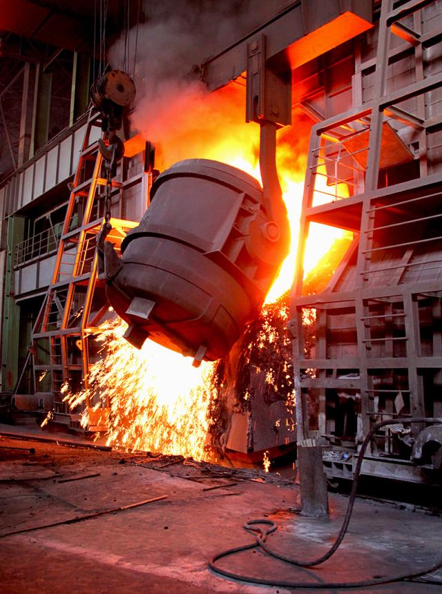 煉鐵過程實質(zhì)上是將鐵從其自然形態(tài)——礦石等含鐵化合物中還原出來的過程。煉鐵方法主要有高爐法、直接還原法、熔融還原法等,其原理是礦石在特定的氣氛中(還原物質(zhì)CO、H2、C;適宜溫度等)通過物化反應(yīng)獲取還原后的生鐵。生鐵除了少部分用于鑄造外,絕大部分是作為煉鋼原料。 高爐煉鐵是現(xiàn)代煉鐵的主要方法,鋼鐵生產(chǎn)中的重要環(huán)節(jié)。這種方法是由古代豎爐煉鐵發(fā)展、改進(jìn)而成的。盡管世界各國研究發(fā)展了很多新的煉鐵法,但由于高爐煉鐵技術(shù)經(jīng)濟(jì)指標(biāo)良好,工藝簡單,生產(chǎn)量大,勞動生產(chǎn)率高,能耗低,這種方法生產(chǎn)的鐵仍占世界鐵總產(chǎn)量的95%以上。 煉鐵工藝是是將含鐵原料(燒結(jié)礦、球團(tuán)礦或鐵礦)、燃料(焦炭、煤粉等)及其它輔助原料(石灰石、白云石、錳礦等)按一定比例自高爐爐頂裝入高爐,并由熱風(fēng)爐在高爐下部沿爐周的風(fēng)口向高爐內(nèi)鼓入熱風(fēng)助焦炭燃燒(有的高爐也噴吹煤粉、重油、天然氣等輔助燃料),在高溫下焦炭中的碳同鼓入空氣中的氧燃燒生成的一氧化碳和氫氣。 原料、燃料隨著爐內(nèi)熔煉等過程的進(jìn)行而下降,在爐料下降和上升的煤氣相遇,先后發(fā)生傳熱、還原、熔化、脫炭作用而生成生鐵,鐵礦石原料中的雜質(zhì)與加入爐內(nèi)的熔劑相結(jié)合而成渣,爐底鐵水間斷地放出裝入鐵水罐,送往煉鋼廠。同時產(chǎn)生高爐煤氣,爐渣兩種副產(chǎn)品,高爐渣鐵主要礦石中不還原的雜質(zhì)和石灰石等熔劑結(jié)合生成,自渣口排出后,經(jīng)水淬處理后全部作為水泥生產(chǎn)原料;產(chǎn)生的煤氣從爐頂導(dǎo)出,經(jīng)除塵后,作為熱風(fēng)爐、加熱爐、焦?fàn)t、鍋爐等的燃料。 煉鐵過程實質(zhì)上是將鐵從其自然形態(tài)——礦石等含鐵化合物中還原出來的過程。煉鐵方法主要有高爐法、直接還原法、熔融還原法等,其原理是礦石在特定的氣氛中(還原物質(zhì)CO、H2、C;適宜溫度等)通過物化反應(yīng)獲取還原后的生鐵。生鐵除了少部分用于鑄造外,絕大部分是作為煉鋼原料。 高爐煉鐵是現(xiàn)代煉鐵的主要方法,鋼鐵生產(chǎn)中的重要環(huán)節(jié)。這種方法是由古代豎爐煉鐵發(fā)展、改進(jìn)而成的。盡管世界各國研究發(fā)展了很多新的煉鐵法,但由于高爐煉鐵技術(shù)經(jīng)濟(jì)指標(biāo)良好,工藝簡單,生產(chǎn)量大,勞動生產(chǎn)率高,能耗低,這種方法生產(chǎn)的鐵仍占世界鐵總產(chǎn)量的95%以上。 煉鐵工藝是是將含鐵原料(燒結(jié)礦、球團(tuán)礦或鐵礦)、燃料(焦炭、煤粉等)及其它輔助原料(石灰石、白云石、錳礦等)按一定比例自高爐爐頂裝入高爐,并由熱風(fēng)爐在高爐下部沿爐周的風(fēng)口向高爐內(nèi)鼓入熱風(fēng)助焦炭燃燒(有的高爐也噴吹煤粉、重油、天然氣等輔助燃料),在高溫下焦炭中的碳同鼓入空氣中的氧燃燒生成的一氧化碳和氫氣。 原料、燃料隨著爐內(nèi)熔煉等過程的進(jìn)行而下降,在爐料下降和上升的煤氣相遇,先后發(fā)生傳熱、還原、熔化、脫炭作用而生成生鐵,鐵礦石原料中的雜質(zhì)與加入爐內(nèi)的熔劑相結(jié)合而成渣,爐底鐵水間斷地放出裝入鐵水罐,送往煉鋼廠。同時產(chǎn)生高爐煤氣,爐渣兩種副產(chǎn)品,高爐渣鐵主要礦石中不還原的雜質(zhì)和石灰石等熔劑結(jié)合生成,自渣口排出后,經(jīng)水淬處理后全部作為水泥生產(chǎn)原料;產(chǎn)生的煤氣從爐頂導(dǎo)出,經(jīng)除塵后,作為熱風(fēng)爐、加熱爐、焦?fàn)t、鍋爐等的燃料。