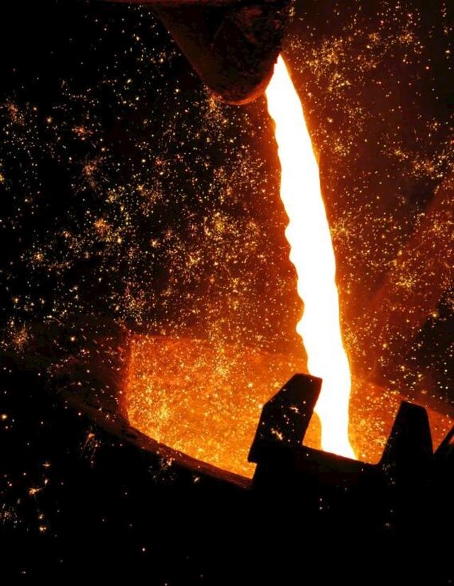 煉鐵過程實質(zhì)上是將鐵從其自然形態(tài)——礦石等含鐵化合物中還原出來的過程。煉鐵方法主要有高爐法、直接還原法、熔融還原法等,其原理是礦石在特定的氣氛中(還原物質(zhì)CO、H2、C;適宜溫度等)通過物化反應(yīng)獲取還原后的生鐵。生鐵除了少部分用于鑄造外,絕大部分是作為煉鋼原料。 高爐煉鐵是現(xiàn)代煉鐵的主要方法,鋼鐵生產(chǎn)中的重要環(huán)節(jié)。這種方法是由古代豎爐煉鐵發(fā)展、改進(jìn)而成的。盡管世界各國研究發(fā)展了很多新的煉鐵法,但由于高爐煉鐵技術(shù)經(jīng)濟(jì)指標(biāo)良好,工藝簡單,生產(chǎn)量大,勞動生產(chǎn)率高,能耗低,這種方法生產(chǎn)的鐵仍占世界鐵總產(chǎn)量的95%以上。 煉鐵工藝是是將含鐵原料(燒結(jié)礦、球團(tuán)礦或鐵礦)、燃料(焦炭、煤粉等)及其它輔助原料(石灰石、白云石、錳礦等)按一定比例自高爐爐頂裝入高爐,并由熱風(fēng)爐在高爐下部沿爐周的風(fēng)口向高爐內(nèi)鼓入熱風(fēng)助焦炭燃燒(有的高爐也噴吹煤粉、重油、天然氣等輔助燃料),在高溫下焦炭中的碳同鼓入空氣中的氧燃燒生成的一氧化碳和氫氣。 原料、燃料隨著爐內(nèi)熔煉等過程的進(jìn)行而下降,在爐料下降和上升的煤氣相遇,先后發(fā)生傳熱、還原、熔化、脫炭作用而生成生鐵,鐵礦石原料中的雜質(zhì)與加入爐內(nèi)的熔劑相結(jié)合而成渣,爐底鐵水間斷地放出裝入鐵水罐,送往煉鋼廠。同時產(chǎn)生高爐煤氣,爐渣兩種副產(chǎn)品,高爐渣鐵主要礦石中不還原的雜質(zhì)和石灰石等熔劑結(jié)合生成,自渣口排出后,經(jīng)水淬處理后全部作為水泥生產(chǎn)原料;產(chǎn)生的煤氣從爐頂導(dǎo)出,經(jīng)除塵后,作為熱風(fēng)爐、加熱爐、焦?fàn)t、鍋爐等的燃料。 煉鐵過程實質(zhì)上是將鐵從其自然形態(tài)——礦石等含鐵化合物中還原出來的過程。煉鐵方法主要有高爐法、直接還原法、熔融還原法等,其原理是礦石在特定的氣氛中(還原物質(zhì)CO、H2、C;適宜溫度等)通過物化反應(yīng)獲取還原后的生鐵。生鐵除了少部分用于鑄造外,絕大部分是作為煉鋼原料。 高爐煉鐵是現(xiàn)代煉鐵的主要方法,鋼鐵生產(chǎn)中的重要環(huán)節(jié)。這種方法是由古代豎爐煉鐵發(fā)展、改進(jìn)而成的。盡管世界各國研究發(fā)展了很多新的煉鐵法,但由于高爐煉鐵技術(shù)經(jīng)濟(jì)指標(biāo)良好,工藝簡單,生產(chǎn)量大,勞動生產(chǎn)率高,能耗低,這種方法生產(chǎn)的鐵仍占世界鐵總產(chǎn)量的95%以上。 煉鐵工藝是是將含鐵原料(燒結(jié)礦、球團(tuán)礦或鐵礦)、燃料(焦炭、煤粉等)及其它輔助原料(石灰石、白云石、錳礦等)按一定比例自高爐爐頂裝入高爐,并由熱風(fēng)爐在高爐下部沿爐周的風(fēng)口向高爐內(nèi)鼓入熱風(fēng)助焦炭燃燒(有的高爐也噴吹煤粉、重油、天然氣等輔助燃料),在高溫下焦炭中的碳同鼓入空氣中的氧燃燒生成的一氧化碳和氫氣。 原料、燃料隨著爐內(nèi)熔煉等過程的進(jìn)行而下降,在爐料下降和上升的煤氣相遇,先后發(fā)生傳熱、還原、熔化、脫炭作用而生成生鐵,鐵礦石原料中的雜質(zhì)與加入爐內(nèi)的熔劑相結(jié)合而成渣,爐底鐵水間斷地放出裝入鐵水罐,送往煉鋼廠。同時產(chǎn)生高爐煤氣,爐渣兩種副產(chǎn)品,高爐渣鐵主要礦石中不還原的雜質(zhì)和石灰石等熔劑結(jié)合生成,自渣口排出后,經(jīng)水淬處理后全部作為水泥生產(chǎn)原料;產(chǎn)生的煤氣從爐頂導(dǎo)出,經(jīng)除塵后,作為熱風(fēng)爐、加熱爐、焦?fàn)t、鍋爐等的燃料。