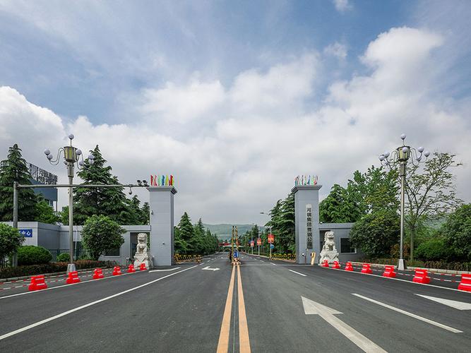 河鋼集團(tuán)舞陽鋼鐵公司是我國寬厚鋼板生產(chǎn)科研基地。擁有4100mm+4100mm和4200mm+4300mm兩條技術(shù)先進(jìn)的雙機(jī)架寬厚鋼板生產(chǎn)線，配套有國內(nèi)寬厚板行業(yè)優(yōu)勢明顯的鋼錠模鑄線及鋼板熱處理設(shè)施，具有雄厚的研發(fā)制造實力。具有年產(chǎn)鋼500萬噸、寬厚鋼板360萬噸、銷售收入200億元的綜合實力。