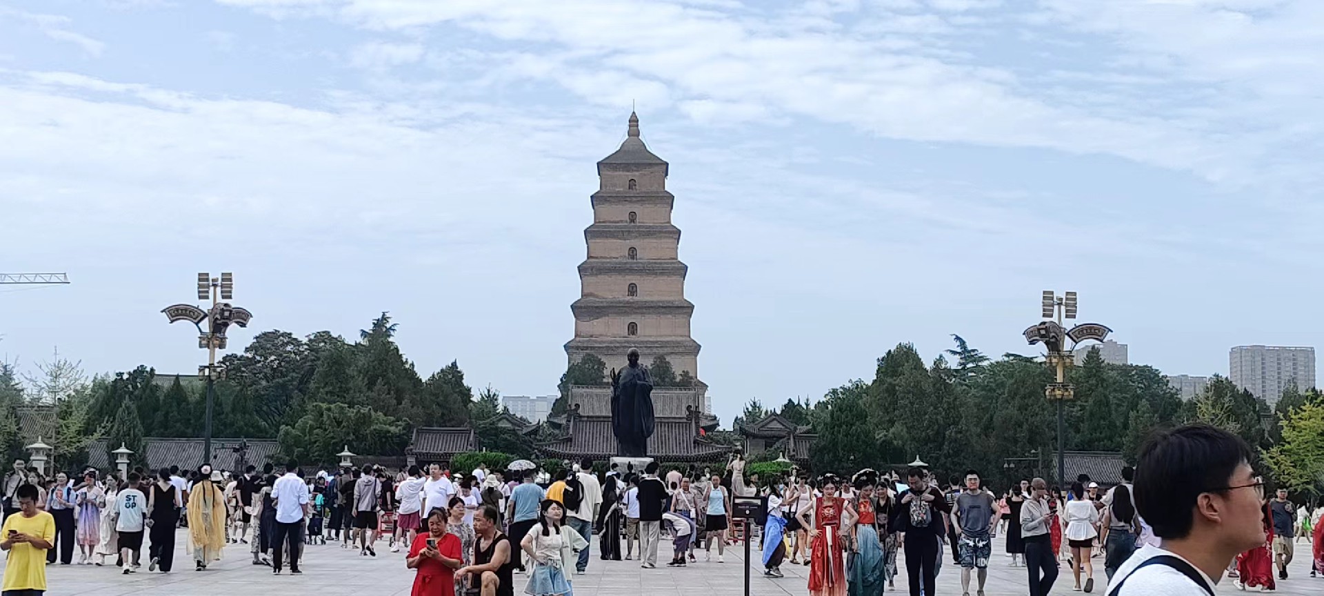 西安是國務(wù)院公布的首批國家歷史文化名城，有西周、秦、西漢、唐等在內(nèi)的13個朝代在此建都，是世界四大古都之一，中國古都學會認定的中國建都朝代最多、帝都歷史最長的古都。曾經(jīng)作為中國首都和政治、經(jīng)濟、文化中心長達1100多年。旅游景點有秦始皇兵馬俑博物館、大雁塔、陜西歷史博物館、華清池景區(qū)、碑林博物館等