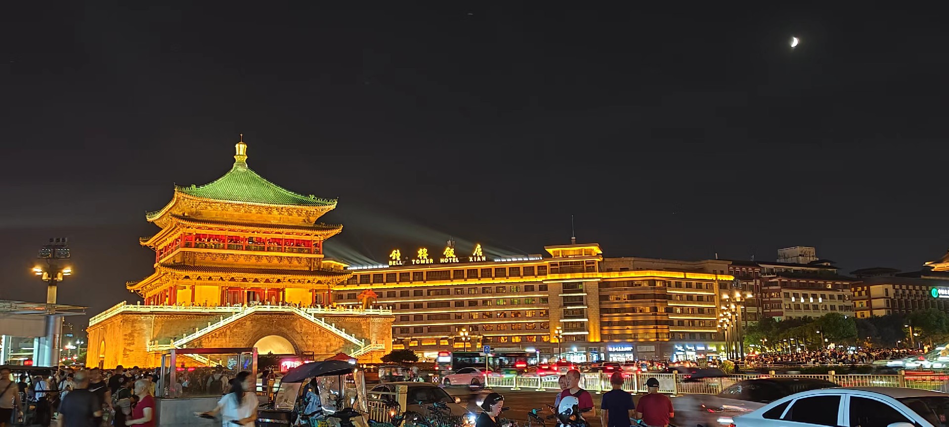 西安是國務(wù)院公布的首批國家歷史文化名城，有西周、秦、西漢、唐等在內(nèi)的13個朝代在此建都，是世界四大古都之一，中國古都學會認定的中國建都朝代最多、帝都歷史最長的古都。曾經(jīng)作為中國首都和政治、經(jīng)濟、文化中心長達1100多年。旅游景點有秦始皇兵馬俑博物館、大雁塔、陜西歷史博物館、華清池景區(qū)、碑林博物館等