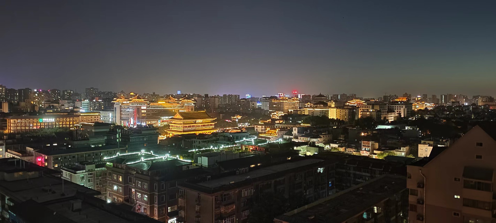 西安是國務(wù)院公布的首批國家歷史文化名城，有西周、秦、西漢、唐等在內(nèi)的13個朝代在此建都，是世界四大古都之一，中國古都學會認定的中國建都朝代最多、帝都歷史最長的古都。曾經(jīng)作為中國首都和政治、經(jīng)濟、文化中心長達1100多年。旅游景點有秦始皇兵馬俑博物館、大雁塔、陜西歷史博物館、華清池景區(qū)、碑林博物館等