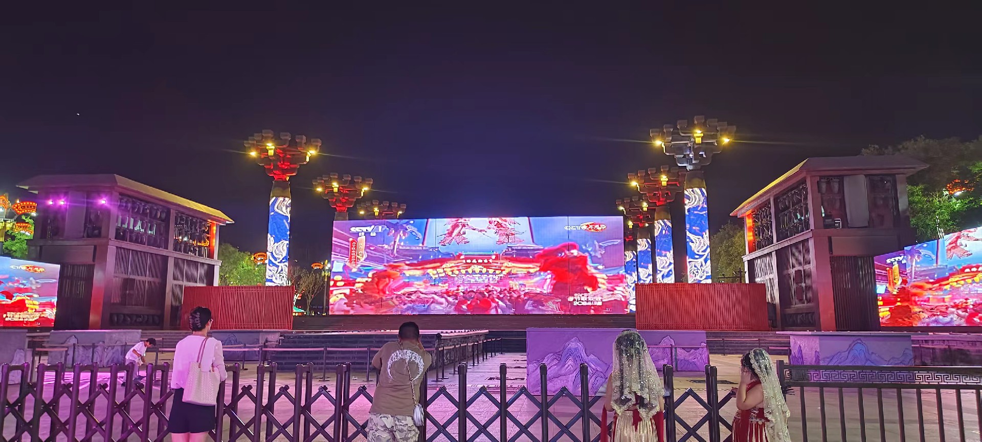 西安是國務(wù)院公布的首批國家歷史文化名城，有西周、秦、西漢、唐等在內(nèi)的13個朝代在此建都，是世界四大古都之一，中國古都學會認定的中國建都朝代最多、帝都歷史最長的古都。曾經(jīng)作為中國首都和政治、經(jīng)濟、文化中心長達1100多年。旅游景點有秦始皇兵馬俑博物館、大雁塔、陜西歷史博物館、華清池景區(qū)、碑林博物館等