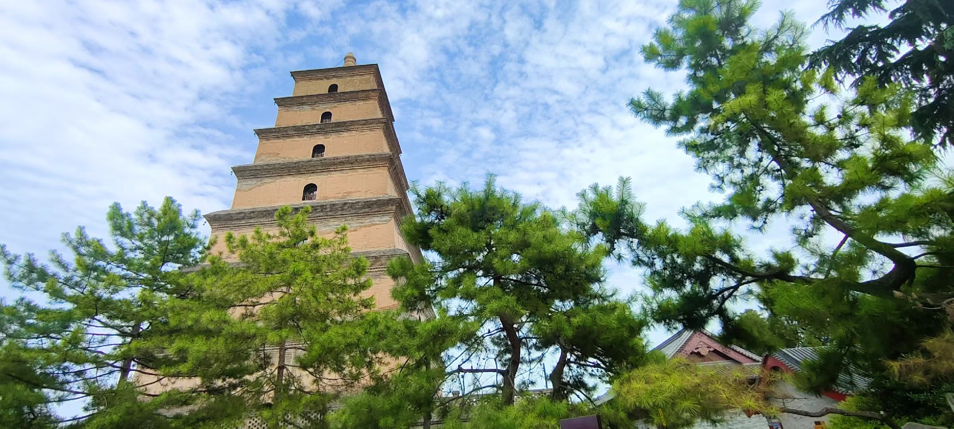 西安是國務(wù)院公布的首批國家歷史文化名城，有西周、秦、西漢、唐等在內(nèi)的13個朝代在此建都，是世界四大古都之一，中國古都學會認定的中國建都朝代最多、帝都歷史最長的古都。曾經(jīng)作為中國首都和政治、經(jīng)濟、文化中心長達1100多年。旅游景點有秦始皇兵馬俑博物館、大雁塔、陜西歷史博物館、華清池景區(qū)、碑林博物館等