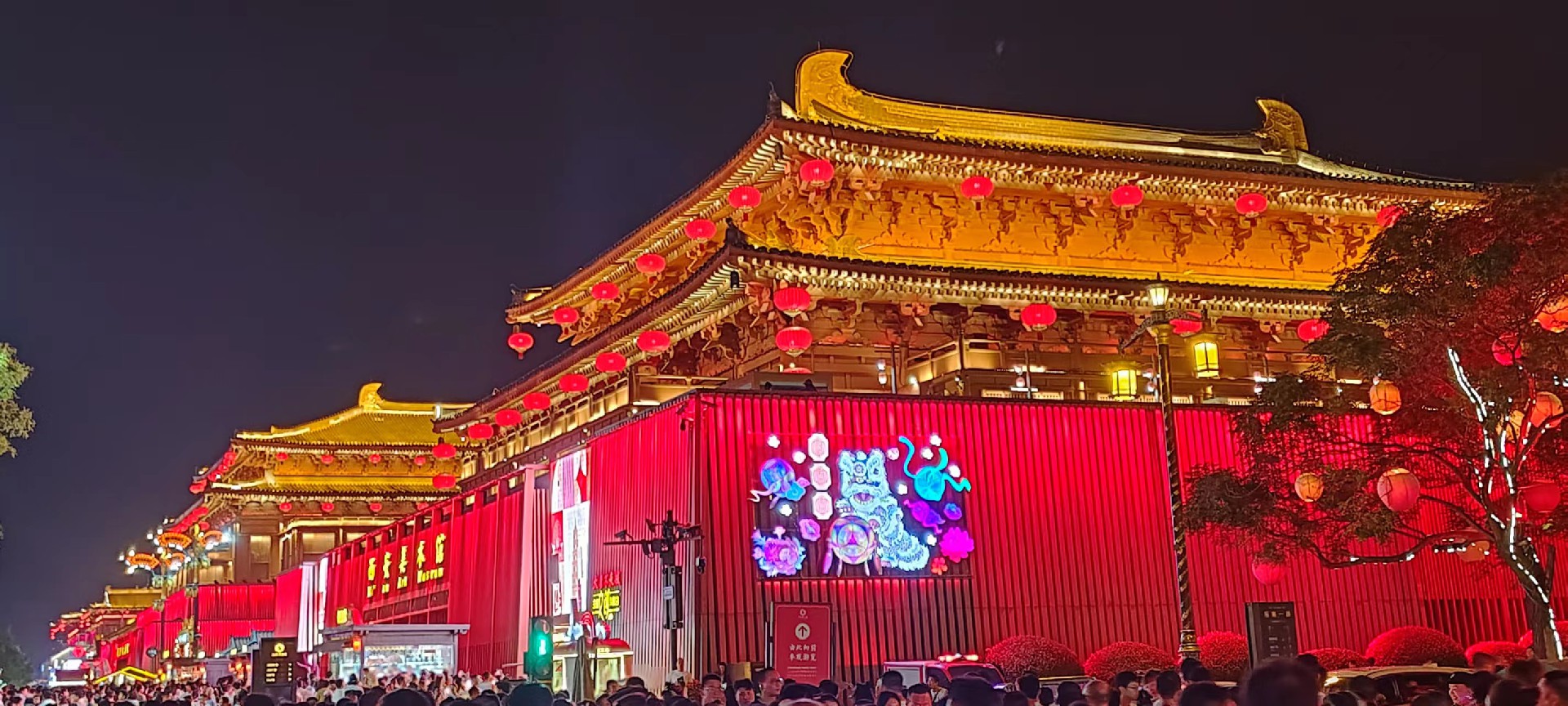 西安是國務(wù)院公布的首批國家歷史文化名城，有西周、秦、西漢、唐等在內(nèi)的13個朝代在此建都，是世界四大古都之一，中國古都學會認定的中國建都朝代最多、帝都歷史最長的古都。曾經(jīng)作為中國首都和政治、經(jīng)濟、文化中心長達1100多年。旅游景點有秦始皇兵馬俑博物館、大雁塔、陜西歷史博物館、華清池景區(qū)、碑林博物館等