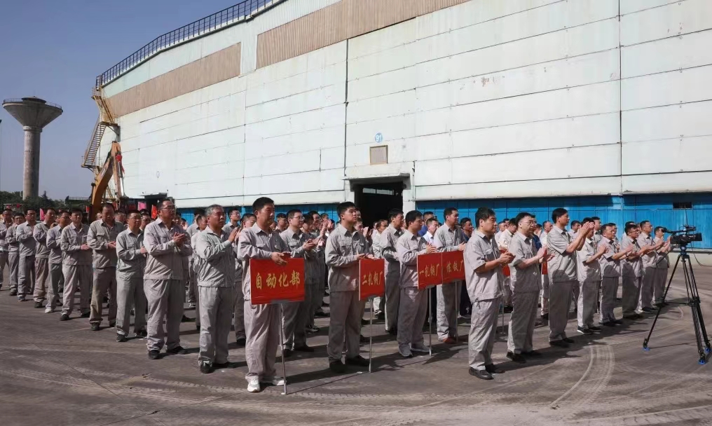 8月11日上午，舞鋼公司460mm厚板連鑄機項目開工儀式舉行。舞鋼公司黨委書記、董事長吝章國，舞鋼市委常委、宣傳部部長、副市長郭愛珍，中冶京誠煉鋼工程技術(shù)所總經(jīng)理安邦，中冶集團首席專家陳衛(wèi)強，武鋼綠城副總經(jīng)理冀廣超，大河環(huán)科黨委副書記、總經(jīng)理劉永剛等出席開工儀式。據(jù)了解，460mm連鑄機項目是舞鋼公司推進結(jié)構(gòu)優(yōu)化、綠色低碳轉(zhuǎn)型的重要戰(zhàn)略部署。該項目建成后，可以充分發(fā)揮舞鋼的裝備優(yōu)勢和技術(shù)優(yōu)勢，不僅對舞鋼開展前沿技術(shù)研究，引領(lǐng)寬厚板行業(yè)發(fā)展意義重大，而且將進一步提升地區(qū)金屬材料產(chǎn)業(yè)鏈的整體實力。