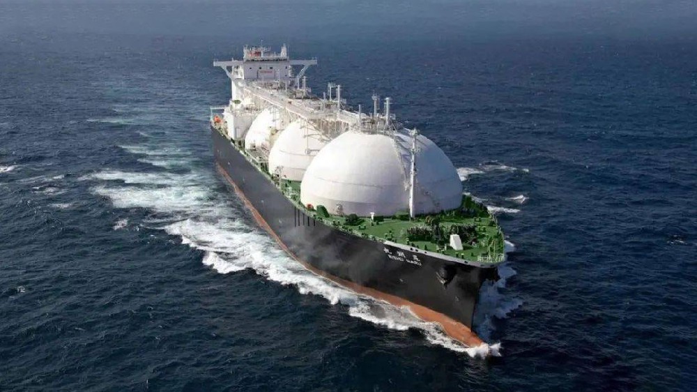  9月20日，在萬里長江入?？诒眰?cè)的江蘇省啟東市，由南通中集太平洋海洋工程有限公司采用河鋼集團舞鋼公司高錳鋼制造的高錳鋼船“GasChemPhoenix”用燃料罐交付使用。舞鋼生產(chǎn)的高錳鋼率先實現(xiàn)了實船應(yīng)用，標(biāo)志著新一代低成本、高性能超低溫用國產(chǎn)高錳鋼從材料的基礎(chǔ)研究向工程應(yīng)用邁出了堅實的一步，對高錳低溫鋼的推廣和應(yīng)用具有里程碑式的意義。 LNG（液化天然氣）新型低溫材料高錳鋼，是一種錳含量在22%~25%、不含鎳的一種純奧氏體合金鋼，具有良好低溫韌性、高強度、高延展性能，相比目前傳統(tǒng)LNG船罐材料所用的鎳系低溫鋼，有更加明顯的經(jīng)濟效益。因此高錳鋼的應(yīng)用對于LNG船舶制造企業(yè)降低生產(chǎn)成本、提升市場競爭力等方面有著重要的實際意義。  本報訊 9月20日，在萬里長江入?？诒眰?cè)的江蘇省啟東市，由南通中集太平洋海洋工程有限公司采用河鋼集團舞鋼公司高錳鋼制造的國內(nèi)首臺套高錳鋼船“GasChemPhoenix”用燃料罐交付使用。舞鋼生產(chǎn)的高錳鋼在國內(nèi)率先實現(xiàn)了實船應(yīng)用，標(biāo)志著新一代低成本、高性能超低溫用國產(chǎn)高錳鋼從材料的基礎(chǔ)研究向國內(nèi)工程應(yīng)用邁出了堅實的一步，對高錳低溫鋼的推廣和應(yīng)用具有里程碑式的意義。 LNG（液化天然氣）新型低溫材料高錳鋼，是一種錳含量在22%~25%、不含鎳的一種純奧氏體合金鋼，具有良好低溫韌性、高強度、高延展性能，相比目前傳統(tǒng)LNG船罐材料所用的鎳系低溫鋼，有更加明顯的經(jīng)濟效益。因此高錳鋼的應(yīng)用對于LNG船舶制造企業(yè)降低生產(chǎn)成本、提升市場競爭力等方面有著重要的實際意義。  1728719721157406.jpg  為助力國家清潔能源水上應(yīng)用，落實河鋼集團戰(zhàn)略部署，舞鋼作為中國特鋼生產(chǎn)基地，于2019年在國內(nèi)率先工業(yè)化生產(chǎn)出不同厚度規(guī)格（8毫米~63.5毫米）的高錳鋼板。經(jīng)中國船舶重工集團公司某研究所檢驗，該產(chǎn)品塑韌性優(yōu)良，指標(biāo)遠超IMO（國際海事組織）和船規(guī)的最新要求，達到國際先進水平，打破了國外長期壟斷船用LNG高錳鋼的局面，率先填補了國內(nèi)該種鋼材生產(chǎn)技術(shù)空白。 2022年以來，為了加速高錳鋼實船應(yīng)用，由船級社、舞鋼、南通中集太平洋海洋工程有限公司及研究院所等單位共同組建聯(lián)合研發(fā)團隊，突破了高錳鋼的材料性能調(diào)控、焊材研發(fā)匹配、儲罐成型制備等一系列技術(shù)瓶頸，并發(fā)布了產(chǎn)品標(biāo)準和應(yīng)用指南，實現(xiàn)了我國高錳鋼從材料到應(yīng)用全產(chǎn)業(yè)鏈條的原始創(chuàng)新。  為助力國家清潔能源水上應(yīng)用，落實河鋼集團戰(zhàn)略部署，舞鋼作為中國特鋼生產(chǎn)基地，于2019年工業(yè)化生產(chǎn)出不同厚度規(guī)格（8毫米~63.5毫米）的高錳鋼板。經(jīng)中國船舶重工集團公司某研究所檢驗，該產(chǎn)品塑韌性優(yōu)良，指標(biāo)遠超IMO（國際海事組織）和船規(guī)的更新要求，達到國際先進水平，打破了國外長期壟斷船用LNG高錳鋼的局面，率先填補了該種鋼材生產(chǎn)技術(shù)空白。 2022年以來，為了加速高錳鋼實船應(yīng)用，由船級社、舞鋼、南通中集太平洋海洋工程有限公司及研究院所等單位共同組建聯(lián)合研發(fā)團隊，突破了高錳鋼的材料性能調(diào)控、焊材研發(fā)匹配、儲罐成型制備等一系列技術(shù)瓶頸，并發(fā)布了產(chǎn)品標(biāo)準和應(yīng)用指南，實現(xiàn)了我國高錳鋼從材料到應(yīng)用全產(chǎn)業(yè)鏈條的原始創(chuàng)新。