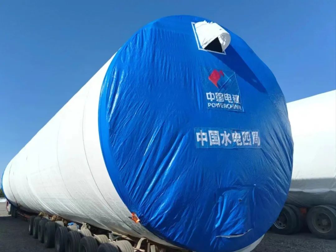 近日，河鋼集團舞鋼公司生產(chǎn)的一批風(fēng)電項目用鋼板如期發(fā)往客戶，將用于新彊吐魯番市重點能源項目——廣東能源托克遜縣100萬千瓦風(fēng)電項目的風(fēng)電塔筒制造。目前，舞鋼已累計向該項目供應(yīng)風(fēng)電項目用鋼板近2萬噸。