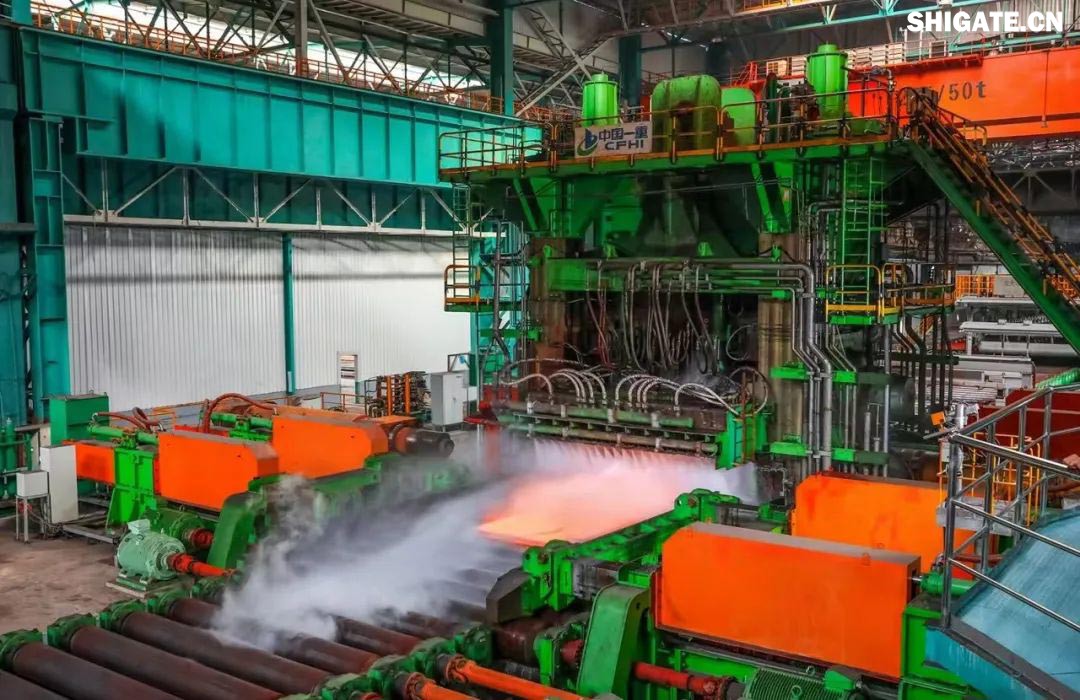 近日，河鋼集團(tuán)舞鋼公司研發(fā)生產(chǎn)的大厚度、高技術(shù)難度碳錳釩SA737系列容器鋼板順利交付某重點(diǎn)客戶，鋼板的各項(xiàng)性能指標(biāo)均達(dá)到國(guó)內(nèi)領(lǐng)先水平，成功實(shí)現(xiàn)“國(guó)內(nèi)首發(fā)”。該產(chǎn)品在舞鋼公司批量生產(chǎn)成功，對(duì)于鞏固并擴(kuò)大舞鋼公司品種領(lǐng)先優(yōu)勢(shì)，引領(lǐng)寬厚板行業(yè)高質(zhì)量發(fā)展具有十分重要的意義。