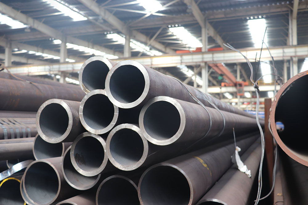 無(wú)縫管是一種具有中空截面、周邊沒有接縫的長(zhǎng)條鋼材。鋼管具有中空截面,大量用作輸送流體的管道,如輸送石油、天然氣、煤氣、水及某些固體物料的管道等。鋼管與圓鋼等實(shí)心鋼材相比,在抗彎抗扭強(qiáng)度相同時(shí),重量較輕,是一種經(jīng)濟(jì)截面鋼材,廣泛用于制造結(jié)構(gòu)件和機(jī)械零件,如石油鉆桿、汽車傳動(dòng)軸、自行車架以及建筑施工中用的鋼腳手架等。用鋼管制造環(huán)形零件,可提高材料利用率,簡(jiǎn)化制造工序,節(jié)約材料和加工工時(shí),如滾動(dòng)軸承套圈、千斤頂套等,目前已廣泛用鋼管來制造。鋼管還是各種常規(guī)武器不可缺少的材料,槍管、炮筒等都要鋼管來制造。鋼管按橫截面積形狀的不同可分為圓管和異型管。由于在周長(zhǎng)相等的條件下,圓面積大,用圓形管可以輸送更多的流體。此外,圓環(huán)截面在承受內(nèi)部或外部徑向壓力時(shí),受力較均勻,因此,絕大多數(shù)鋼管是圓管。 無(wú)縫管是一種具有中空截面、周邊沒有接縫的長(zhǎng)條鋼材。鋼管具有中空截面,大量用作輸送流體的管道,如輸送石油、天然氣、煤氣、水及某些固體物料的管道等。鋼管與圓鋼等實(shí)心鋼材相比,在抗彎抗扭強(qiáng)度相同時(shí),重量較輕,是一種經(jīng)濟(jì)截面鋼材,廣泛用于制造結(jié)構(gòu)件和機(jī)械零件,如石油鉆桿、汽車傳動(dòng)軸、自行車架以及建筑施工中用的鋼腳手架等。用鋼管制造環(huán)形零件,可提高材料利用率,簡(jiǎn)化制造工序,節(jié)約材料和加工工時(shí),如滾動(dòng)軸承套圈、千斤頂套等,目前已廣泛用鋼管來制造。鋼管還是各種常規(guī)武器不可缺少的材料,槍管、炮筒等都要鋼管來制造。鋼管按橫截面積形狀的不同可分為圓管和異型管。由于在周長(zhǎng)相等的條件下,圓面積大,用圓形管可以輸送更多的流體。此外,圓環(huán)截面在承受內(nèi)部或外部徑向壓力時(shí),受力較均勻,因此,絕大多數(shù)鋼管是圓管。