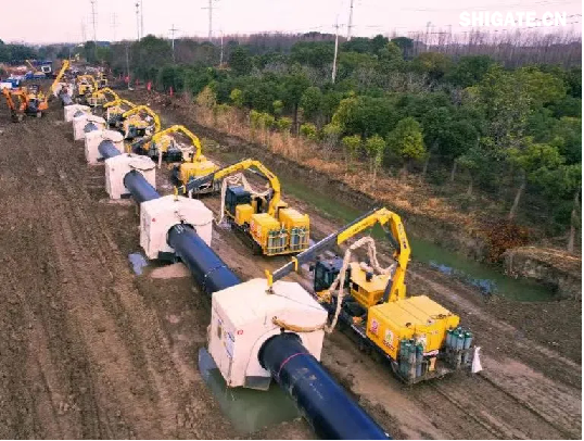 1月1日,國務院國資委新聞中心發布2024年度央企十大“超級工程”和央企十大“國之重器”,河鋼集團舞鋼公司參與研制的我國首個工業用途核能供汽項目“和氣一號”和中俄東線天然氣管道工程、中國南極秦嶺站,我國自主設計建造的首艘大洋鉆探船“夢想”號、亞洲首艘圓筒型海上油氣加工廠“海葵一號”、我國自主研制的更大直徑盾構機“江海號”分別入選。 2024年以來,舞鋼公司深入落實“1127”工作規劃,堅持“以客戶需求為導向”,大力推進技術營銷,奮力拓展市場;強化科技創新驅動,以填補國內市場空白為目標,研發更多具有舞鋼特色的新產品,助力國家“超級工程”建設和“大國重器”制造。 1月1日,國務院國資委新聞中心發布2024年度央企十大“超級工程”和央企十大“國之重器”,河鋼集團舞鋼公司參與研制的我國首個工業用途核能供汽項目“和氣一號”和中俄東線天然氣管道工程、中國南極秦嶺站,我國自主設計建造的首艘大洋鉆探船“夢想”號、亞洲首艘圓筒型海上油氣加工廠“海葵一號”、我國自主研制的更大直徑盾構機“江海號”分別入選。 2024年以來,舞鋼公司深入落實“1127”工作規劃,堅持“以客戶需求為導向”,大力推進技術營銷,奮力拓展市場;強化科技創新驅動,以填補國內市場空白為目標,研發更多具有舞鋼特色的新產品,助力國家“超級工程”建設和“大國重器”制造。