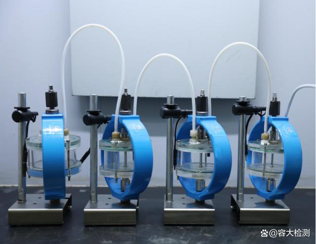 10月20日，工業和信息化部發布了2022年第23號公告，由舞鋼主導制定的我國首個《抗濕硫化氫腐蝕鋼板》行業標準成功發布。  該標準由舞鋼公司主導，冶金工業信息標準研究院參與共同完成。項目組從標準建議書提交、申報、答辯，到標準的編制、起草、征求意見、審查審定，以及公示、公布等環節嚴格把關，歷時近3年努力完成。  該項標準填補了我國抗濕硫化氫腐蝕鋼板標準空白，解決了抗濕硫化氫腐蝕鋼板采購卡脖子難題，打通了從技術研發、產品設計、裝備制造到產品營銷最后一公里，對于國內抗濕硫化氫腐蝕鋼板產業高質量發展具有深遠意義。  該項行業標準是依據工業和信息化部工信廳科函（2019）276 號文“關于印發 2019 年第四批行業標準制修訂和外文版項目計劃的通知”下達的項目計劃， 2020年8月，全國鋼標委鋼板和鋼帶分委員會組織各起草單位成立起草工作組，由舞陽鋼鐵有限責任公司為組長單位，負責主要起草工作。工作組對國內外抗濕硫化氫腐蝕鋼板產品和技術現狀與發展情況進行全面調研，同時廣泛搜集相關標準和國內外技術資料，進行了大量的研究分析、資料查證工作，結合實際應用經驗，進行全面總結和歸納，在此基礎上編制出《抗濕硫化氫腐蝕鋼板》標準，依據所收到的公開征求的社會意見，進行分類、歸納、整理和分析，于 2021 年 11 月完成了標準送審稿。全國鋼標委鋼板鋼帶分委員會與標準審查會，通過了此標準的審定。經過全國鋼標委鋼板鋼帶分委員會絕大多數委員投票通過了此標準的審查，獲得了批準，最終由中國工業和信息化部進行發布。   de1bb805c27e7ca704aee101fe9d728d.jpeg  該項標準從國內抗濕硫化氫腐蝕鋼板的發展要求出發，對所用鋼板化學成分、力學性能、表面質量及交貨狀態，試驗和檢驗方法等多方面技術要求進行了明確規定，對產品市場推廣應用起著規范性指導作用。  舞鋼成功申請完成此項標準制定，是企業科研創新綜合實力的有力體現，為加快國內抗濕硫化氫腐蝕鋼板國際化進程起到引領作用,對抗濕硫化氫腐蝕鋼板市場的規范、推廣及應用具有重要意義。