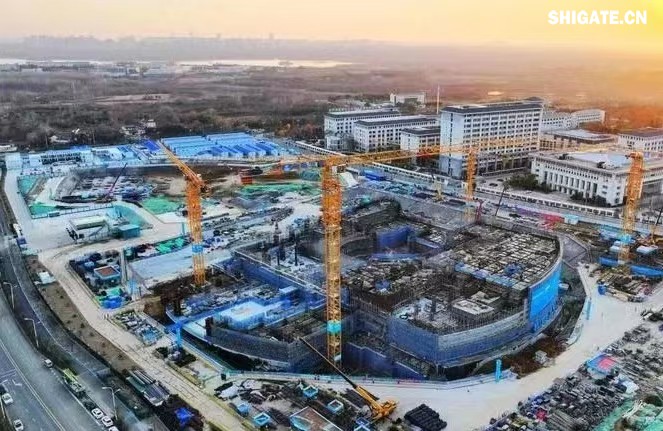 舞鋼公司深入貫徹落實集團戰略部署,緊盯客戶的需求,發揮自身技術優勢,研發生產更多的特種鋼板,打造更多的“國之重器”。針對客戶志在通過該項目打造“世界首個緊湊型聚變能實驗裝置”的目標,舞鋼公司效益產品攻關團隊不斷優化營銷方案,通過提供“一攬子”解決方案,贏得了客戶的認可。在研發過程中,公司優化工藝方案,在軋制環節增加兩項創新措施,并強化質量過程管控,確保了鋼板表面質量和內部質量全部優于客戶需求,并按期交貨。 舞鋼公司深入貫徹落實集團戰略部署,緊盯客戶的需求,發揮自身技術優勢,研發生產更多的特種鋼板,打造更多的“國之重器”。針對客戶志在通過該項目打造“世界首個緊湊型聚變能實驗裝置”的目標,舞鋼公司效益產品攻關團隊不斷優化營銷方案,通過提供“一攬子”解決方案,贏得了客戶的認可。在研發過程中,公司優化工藝方案,在軋制環節增加兩項創新措施,并強化質量過程管控,確保了鋼板表面質量和內部質量全部優于客戶需求,并按期交貨。