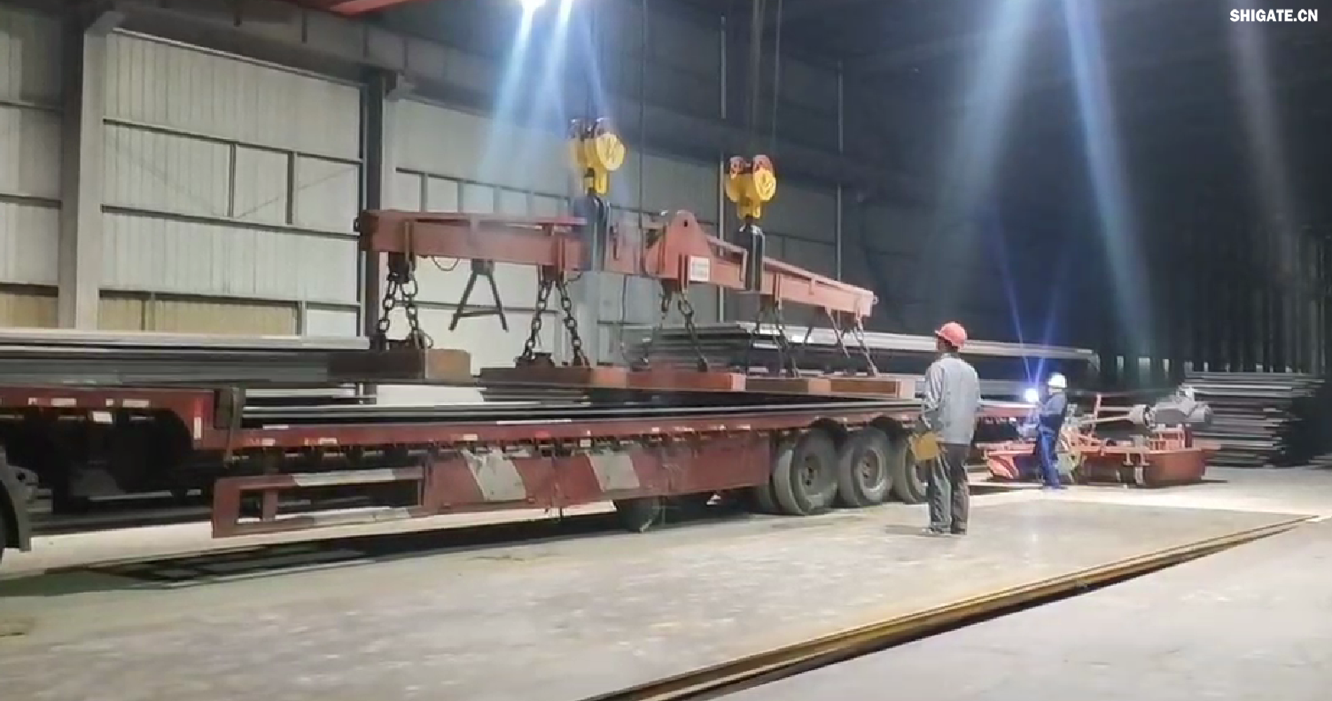 對于邁入2024年的鋼材市場而言，哪些因素是確定的？哪些因素是不確定的？  從需求來看，2024年，國內(nèi)宏觀經(jīng)濟繼續(xù)恢復(fù)向好，總體保持回升態(tài)勢，各項涉鋼指標(biāo)轉(zhuǎn)暖預(yù)期強烈。在此背景下，預(yù)計鋼材需求總量（含出口）穩(wěn)定增長的態(tài)勢不會改變。為實現(xiàn)新年“開門紅”，新的刺激政策有望加速出臺，再加上穩(wěn)增長政策措施效應(yīng)延續(xù)，預(yù)計2024年第1季度鋼材需求表現(xiàn)不會太差。  根據(jù)2023年11月份全國PMI（采購經(jīng)理指數(shù)）顯示，生產(chǎn)指數(shù)持續(xù)擴張，耗鋼行業(yè)指標(biāo)處于高位水平；建筑業(yè)商務(wù)活動指數(shù)高位增長，建筑業(yè)施工進度繼續(xù)加快等，這些因素在一定程度上預(yù)示著開年鋼材需求向好的態(tài)勢。樂觀來看，2024年第1季度需求有同比增長3%的可能。