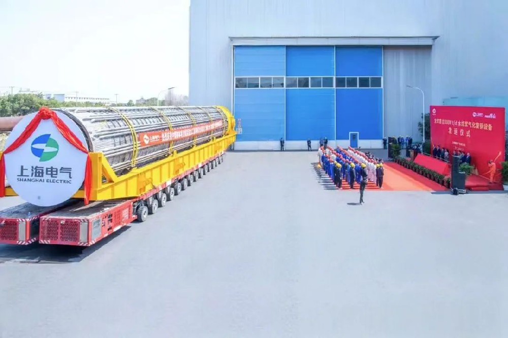 3月23日，全球首臺日處理量達3000噸的水煤漿氣化廢鍋設備，如期發往中煤榆林煤炭深加工基地項目，標志著我國在大型煤氣化裝備領域實現重大技術突破。河鋼集團舞鋼公司生產的1050噸容器鋼板，替代進口，獨家用于該設備制造。