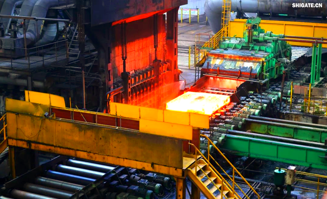 260余種寬厚板產(chǎn)品成功替代進(jìn)口或按國外標(biāo)準(zhǔn)生產(chǎn),多個(gè)品種填補(bǔ)國內(nèi)空白并獨(dú)家供貨,更有40余種遠(yuǎn)銷海外。舞鋼公司不僅主導(dǎo)制定了臨氫設(shè)備用鉻鉬合金鋼板等十余項(xiàng)國家標(biāo)準(zhǔn),還榮獲國家科學(xué)技術(shù)進(jìn)步獎(jiǎng)一等獎(jiǎng)2項(xiàng)、二等獎(jiǎng)1項(xiàng),省部級(jí)科技進(jìn)步獎(jiǎng)更是數(shù)不勝數(shù)。自創(chuàng)立以來,河鋼集團(tuán)舞鋼公司便深耕寬厚板研發(fā)制造,打造出響亮的民族品牌,穩(wěn)坐世界寬厚板領(lǐng)域的頭把交椅。 260余種寬厚板產(chǎn)品成功替代進(jìn)口或按國外標(biāo)準(zhǔn)生產(chǎn),多個(gè)品種填補(bǔ)國內(nèi)空白并獨(dú)家供貨,更有40余種遠(yuǎn)銷海外。舞鋼公司不僅主導(dǎo)制定了臨氫設(shè)備用鉻鉬合金鋼板等十余項(xiàng)國家標(biāo)準(zhǔn),還榮獲國家科學(xué)技術(shù)進(jìn)步獎(jiǎng)一等獎(jiǎng)2項(xiàng)、二等獎(jiǎng)1項(xiàng),省部級(jí)科技進(jìn)步獎(jiǎng)更是數(shù)不勝數(shù)。自創(chuàng)立以來,河鋼集團(tuán)舞鋼公司便深耕寬厚板研發(fā)制造,打造出響亮的民族品牌,穩(wěn)坐世界寬厚板領(lǐng)域的頭把交椅。