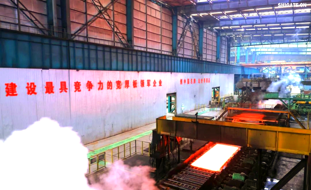 260余種寬厚板產(chǎn)品成功替代進(jìn)口或按國外標(biāo)準(zhǔn)生產(chǎn),多個(gè)品種填補(bǔ)國內(nèi)空白并獨(dú)家供貨,更有40余種遠(yuǎn)銷海外。舞鋼公司不僅主導(dǎo)制定了臨氫設(shè)備用鉻鉬合金鋼板等十余項(xiàng)國家標(biāo)準(zhǔn),還榮獲國家科學(xué)技術(shù)進(jìn)步獎(jiǎng)一等獎(jiǎng)2項(xiàng)、二等獎(jiǎng)1項(xiàng),省部級(jí)科技進(jìn)步獎(jiǎng)更是數(shù)不勝數(shù)。自創(chuàng)立以來,河鋼集團(tuán)舞鋼公司便深耕寬厚板研發(fā)制造,打造出響亮的民族品牌,穩(wěn)坐世界寬厚板領(lǐng)域的頭把交椅。 260余種寬厚板產(chǎn)品成功替代進(jìn)口或按國外標(biāo)準(zhǔn)生產(chǎn),多個(gè)品種填補(bǔ)國內(nèi)空白并獨(dú)家供貨,更有40余種遠(yuǎn)銷海外。舞鋼公司不僅主導(dǎo)制定了臨氫設(shè)備用鉻鉬合金鋼板等十余項(xiàng)國家標(biāo)準(zhǔn),還榮獲國家科學(xué)技術(shù)進(jìn)步獎(jiǎng)一等獎(jiǎng)2項(xiàng)、二等獎(jiǎng)1項(xiàng),省部級(jí)科技進(jìn)步獎(jiǎng)更是數(shù)不勝數(shù)。自創(chuàng)立以來,河鋼集團(tuán)舞鋼公司便深耕寬厚板研發(fā)制造,打造出響亮的民族品牌,穩(wěn)坐世界寬厚板領(lǐng)域的頭把交椅。