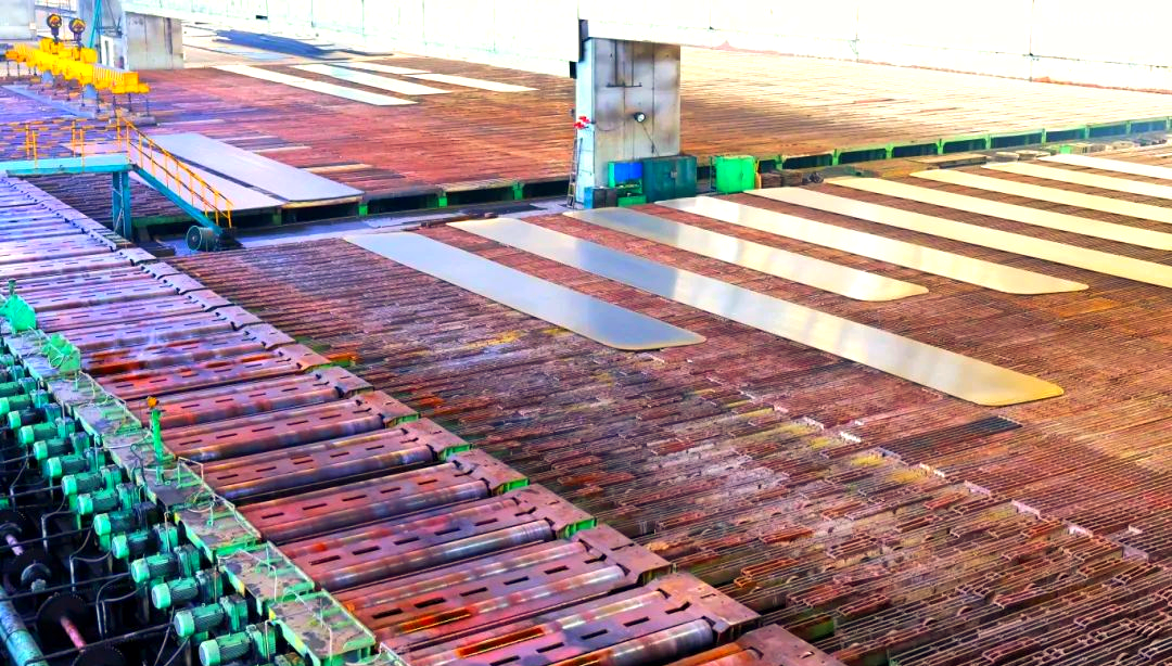 260余種寬厚板產(chǎn)品成功替代進(jìn)口或按國外標(biāo)準(zhǔn)生產(chǎn),多個(gè)品種填補(bǔ)國內(nèi)空白并獨(dú)家供貨,更有40余種遠(yuǎn)銷海外。舞鋼公司不僅主導(dǎo)制定了臨氫設(shè)備用鉻鉬合金鋼板等十余項(xiàng)國家標(biāo)準(zhǔn),還榮獲國家科學(xué)技術(shù)進(jìn)步獎(jiǎng)一等獎(jiǎng)2項(xiàng)、二等獎(jiǎng)1項(xiàng),省部級(jí)科技進(jìn)步獎(jiǎng)更是數(shù)不勝數(shù)。自創(chuàng)立以來,河鋼集團(tuán)舞鋼公司便深耕寬厚板研發(fā)制造,打造出響亮的民族品牌,穩(wěn)坐世界寬厚板領(lǐng)域的頭把交椅。 260余種寬厚板產(chǎn)品成功替代進(jìn)口或按國外標(biāo)準(zhǔn)生產(chǎn),多個(gè)品種填補(bǔ)國內(nèi)空白并獨(dú)家供貨,更有40余種遠(yuǎn)銷海外。舞鋼公司不僅主導(dǎo)制定了臨氫設(shè)備用鉻鉬合金鋼板等十余項(xiàng)國家標(biāo)準(zhǔn),還榮獲國家科學(xué)技術(shù)進(jìn)步獎(jiǎng)一等獎(jiǎng)2項(xiàng)、二等獎(jiǎng)1項(xiàng),省部級(jí)科技進(jìn)步獎(jiǎng)更是數(shù)不勝數(shù)。自創(chuàng)立以來,河鋼集團(tuán)舞鋼公司便深耕寬厚板研發(fā)制造,打造出響亮的民族品牌,穩(wěn)坐世界寬厚板領(lǐng)域的頭把交椅。