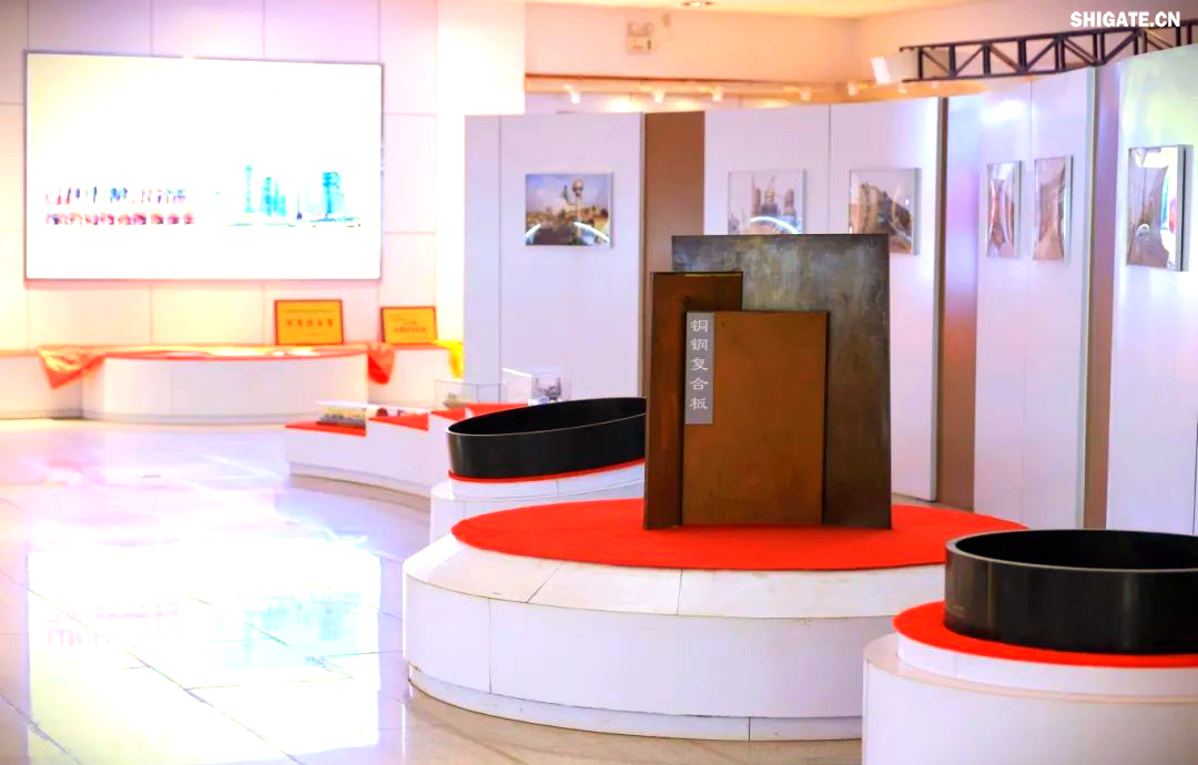 260余種寬厚板產(chǎn)品成功替代進(jìn)口或按國外標(biāo)準(zhǔn)生產(chǎn),多個(gè)品種填補(bǔ)國內(nèi)空白并獨(dú)家供貨,更有40余種遠(yuǎn)銷海外。舞鋼公司不僅主導(dǎo)制定了臨氫設(shè)備用鉻鉬合金鋼板等十余項(xiàng)國家標(biāo)準(zhǔn),還榮獲國家科學(xué)技術(shù)進(jìn)步獎(jiǎng)一等獎(jiǎng)2項(xiàng)、二等獎(jiǎng)1項(xiàng),省部級(jí)科技進(jìn)步獎(jiǎng)更是數(shù)不勝數(shù)。自創(chuàng)立以來,河鋼集團(tuán)舞鋼公司便深耕寬厚板研發(fā)制造,打造出響亮的民族品牌,穩(wěn)坐世界寬厚板領(lǐng)域的頭把交椅。 260余種寬厚板產(chǎn)品成功替代進(jìn)口或按國外標(biāo)準(zhǔn)生產(chǎn),多個(gè)品種填補(bǔ)國內(nèi)空白并獨(dú)家供貨,更有40余種遠(yuǎn)銷海外。舞鋼公司不僅主導(dǎo)制定了臨氫設(shè)備用鉻鉬合金鋼板等十余項(xiàng)國家標(biāo)準(zhǔn),還榮獲國家科學(xué)技術(shù)進(jìn)步獎(jiǎng)一等獎(jiǎng)2項(xiàng)、二等獎(jiǎng)1項(xiàng),省部級(jí)科技進(jìn)步獎(jiǎng)更是數(shù)不勝數(shù)。自創(chuàng)立以來,河鋼集團(tuán)舞鋼公司便深耕寬厚板研發(fā)制造,打造出響亮的民族品牌,穩(wěn)坐世界寬厚板領(lǐng)域的頭把交椅。