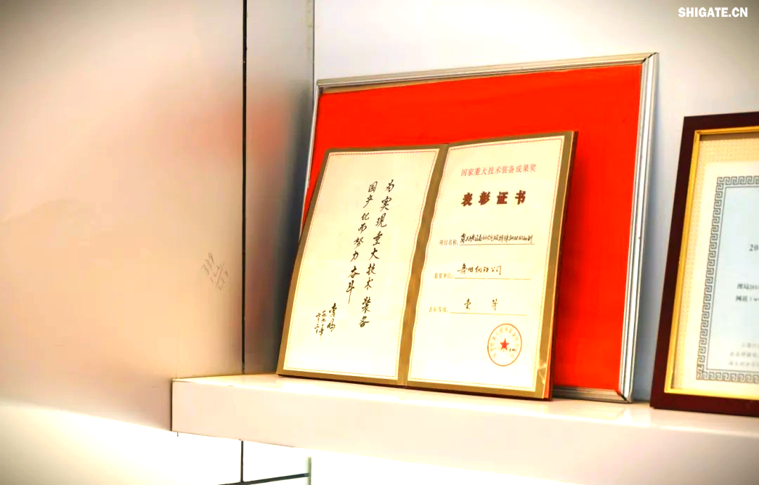 260余種寬厚板產(chǎn)品成功替代進(jìn)口或按國外標(biāo)準(zhǔn)生產(chǎn),多個(gè)品種填補(bǔ)國內(nèi)空白并獨(dú)家供貨,更有40余種遠(yuǎn)銷海外。舞鋼公司不僅主導(dǎo)制定了臨氫設(shè)備用鉻鉬合金鋼板等十余項(xiàng)國家標(biāo)準(zhǔn),還榮獲國家科學(xué)技術(shù)進(jìn)步獎(jiǎng)一等獎(jiǎng)2項(xiàng)、二等獎(jiǎng)1項(xiàng),省部級(jí)科技進(jìn)步獎(jiǎng)更是數(shù)不勝數(shù)。自創(chuàng)立以來,河鋼集團(tuán)舞鋼公司便深耕寬厚板研發(fā)制造,打造出響亮的民族品牌,穩(wěn)坐世界寬厚板領(lǐng)域的頭把交椅。 260余種寬厚板產(chǎn)品成功替代進(jìn)口或按國外標(biāo)準(zhǔn)生產(chǎn),多個(gè)品種填補(bǔ)國內(nèi)空白并獨(dú)家供貨,更有40余種遠(yuǎn)銷海外。舞鋼公司不僅主導(dǎo)制定了臨氫設(shè)備用鉻鉬合金鋼板等十余項(xiàng)國家標(biāo)準(zhǔn),還榮獲國家科學(xué)技術(shù)進(jìn)步獎(jiǎng)一等獎(jiǎng)2項(xiàng)、二等獎(jiǎng)1項(xiàng),省部級(jí)科技進(jìn)步獎(jiǎng)更是數(shù)不勝數(shù)。自創(chuàng)立以來,河鋼集團(tuán)舞鋼公司便深耕寬厚板研發(fā)制造,打造出響亮的民族品牌,穩(wěn)坐世界寬厚板領(lǐng)域的頭把交椅。