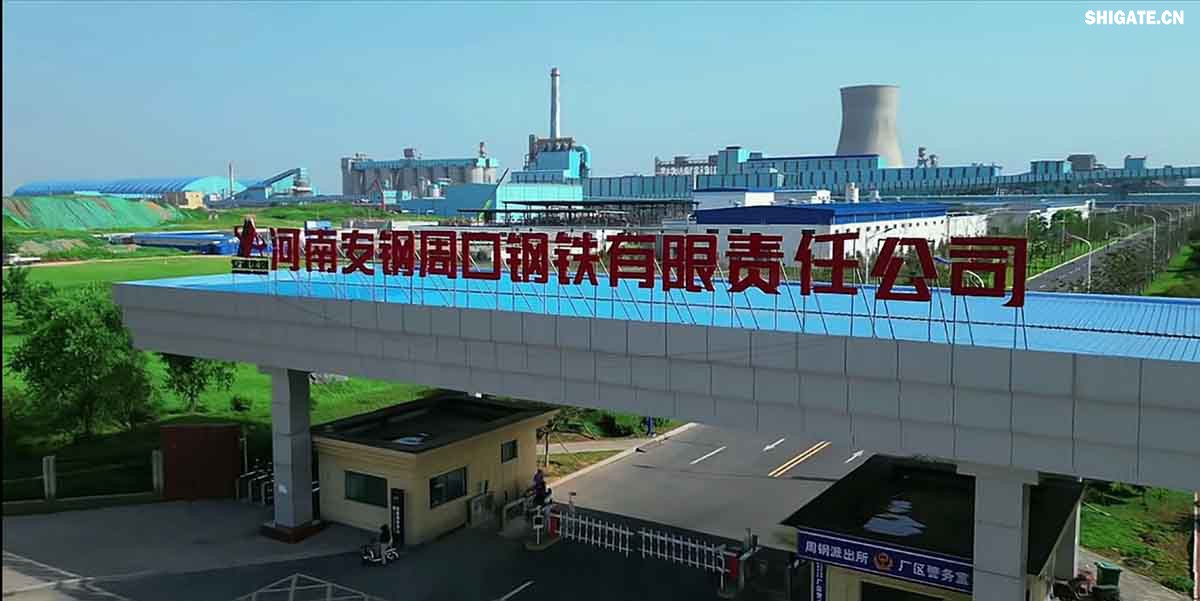 6月1日,河南鋼鐵集團(tuán)周口基地簡稱(周鋼)二期寬厚板項(xiàng)目控制中心迎來重要里程碑:當(dāng)操作員按下5500mm精軋機(jī)的軋制按鈕,通紅的鋼板如熔金般奔騰穿過軋輥,標(biāo)志著5500mm軋機(jī)熱試圓滿成功。這一震撼場景與5月31日RH真空精煉爐、熱處理線熱試成功交相輝映,正式宣告世界首條“5600mm+5500mm雙超寬機(jī)架”寬厚板生產(chǎn)線全線貫通!生產(chǎn)線總長度達(dá)到1.4公里,構(gòu)成了國內(nèi)已知更長的寬厚板軋鋼車間,連接了近20個(gè)精密工序,深基坑群實(shí)現(xiàn)了全線的貫通布局。至此,河南鋼鐵集團(tuán)強(qiáng)勢躋身全球鋼鐵制造“一梯隊(duì)”,其智能化、綠色化發(fā)展及特鋼轉(zhuǎn)型進(jìn)程由此開啟全新篇章! 6月1日,河南鋼鐵集團(tuán)周口基地簡稱(周鋼)二期寬厚板項(xiàng)目控制中心迎來重要里程碑:當(dāng)操作員按下5500mm精軋機(jī)的軋制按鈕,通紅的鋼板如熔金般奔騰穿過軋輥,標(biāo)志著5500mm軋機(jī)熱試圓滿成功。這一震撼場景與5月31日RH真空精煉爐、熱處理線熱試成功交相輝映,正式宣告世界首條“5600mm+5500mm雙超寬機(jī)架”寬厚板生產(chǎn)線全線貫通!生產(chǎn)線總長度達(dá)到1.4公里,構(gòu)成了國內(nèi)已知更長的寬厚板軋鋼車間,連接了近20個(gè)精密工序,深基坑群實(shí)現(xiàn)了全線的貫通布局。至此,河南鋼鐵集團(tuán)強(qiáng)勢躋身全球鋼鐵制造“一梯隊(duì)”,其智能化、綠色化發(fā)展及特鋼轉(zhuǎn)型進(jìn)程由此開啟全新篇章!