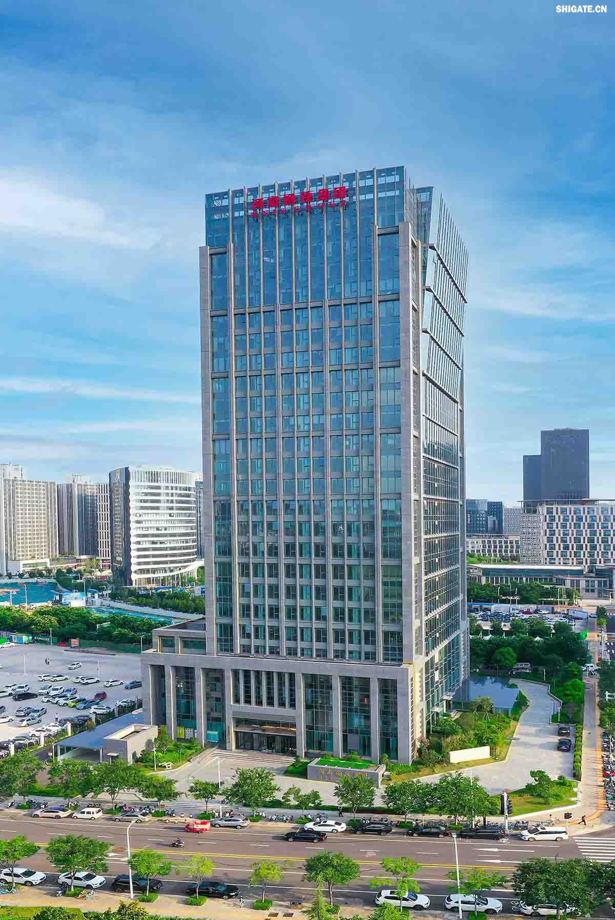 河南鋼鐵集團有限公司(以下簡稱河南鋼鐵集團)2023年3月1日注冊成立,注冊資本為人民幣200億元,旗下有安鋼股份公司、周口鋼鐵公司(周鋼)、洛陽銅加工集團、舞陽礦業公司等子企業。薄學斌同志任董事長。河南鋼鐵集團是省委、省政府為推動全省鋼鐵產業轉型提質、結構調整和布局優化,而作出的重大決策。河南鋼鐵集團的核心企業安鋼始建于1958年,是新中國第一批重點建設的鋼鐵企業,為河南經濟社會發展作出了不可磨滅的歷史性貢獻。2023年12月,洛陽銅加工集團有限責任公司加入集團大家庭,開啟了全省鋼鐵、有色產業融合發展新征程;2024年7月,集團進入省管重要骨干企業序列,肩負起帶動全省鋼鐵產業轉型提質、結構調整、布局優化和推進全省鋼鋁銅鎂融合發展的重要使命。 河南鋼鐵集團有限公司(以下簡稱河南鋼鐵集團)2023年3月1日注冊成立,注冊資本為人民幣200億元,旗下有安鋼股份公司、周口鋼鐵公司(周鋼)、洛陽銅加工集團、舞陽礦業公司等子企業。薄學斌同志任董事長。河南鋼鐵集團是省委、省政府為推動全省鋼鐵產業轉型提質、結構調整和布局優化,而作出的重大決策。河南鋼鐵集團的核心企業安鋼始建于1958年,是新中國第一批重點建設的鋼鐵企業,為河南經濟社會發展作出了不可磨滅的歷史性貢獻。2023年12月,洛陽銅加工集團有限責任公司加入集團大家庭,開啟了全省鋼鐵、有色產業融合發展新征程;2024年7月,集團進入省管重要骨干企業序列,肩負起帶動全省鋼鐵產業轉型提質、結構調整、布局優化和推進全省鋼鋁銅鎂融合發展的重要使命。