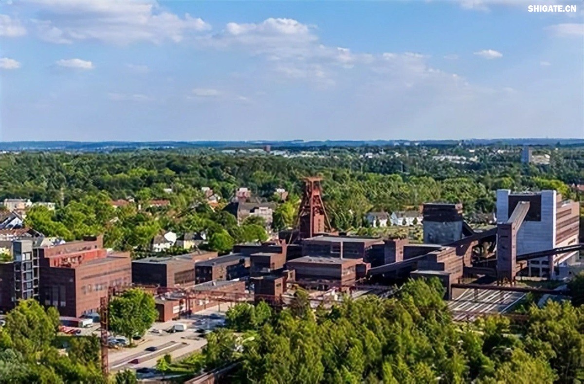 你聽說過歐洲"鋼鐵心臟"萎縮的消息嗎？為什么曾經強大的歐盟鋼鐵產業如今正在迅速崩塌？特朗普政府重啟的25%鋼鐵關稅究竟給歐洲造成了多大沖擊？在全球貿易保護主義重燃的今天，歐盟的慘痛教訓對中國有何警示意義？數據顯示，2025年一季度，歐盟對美鋼鐵出口同比驟降42%，損失約150萬噸訂單和45億歐元收入。與此同時，中國鋼鐵卻逆勢增長，2024年出口量突破1.11億噸，創下8年來新高。這背后有哪些產業鏈布局的深層差異？中國又該如何從歐盟的失敗中吸取經驗，打贏未來全球貿易的三大突圍戰？