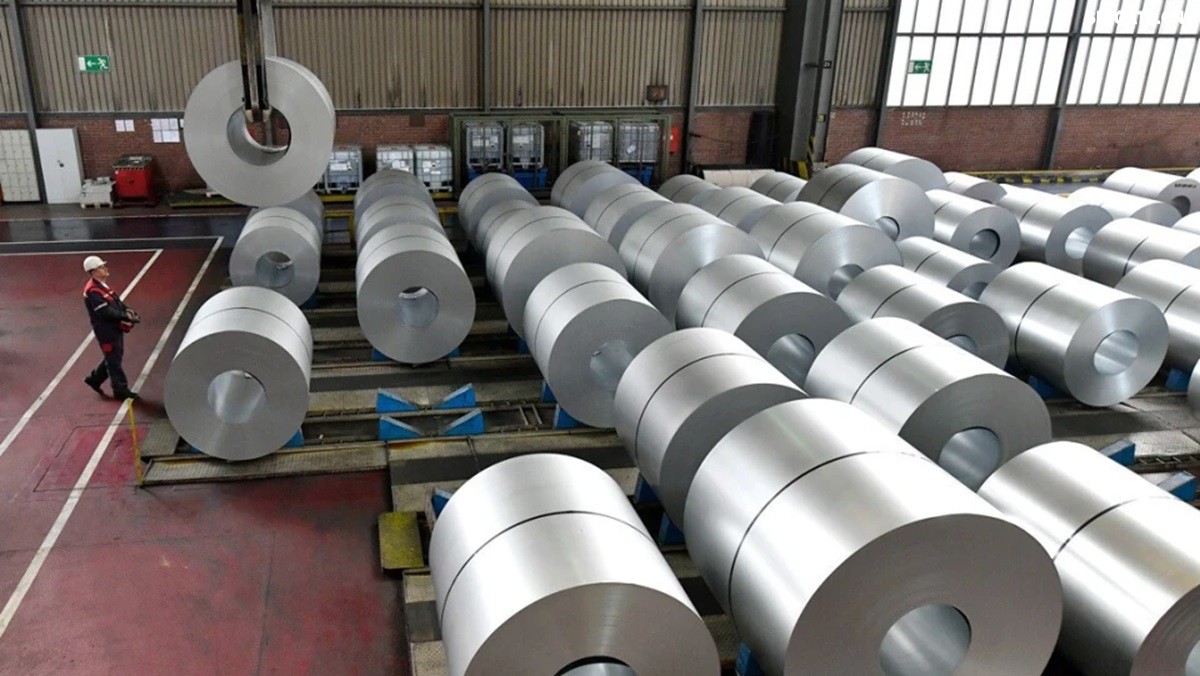 你聽說過歐洲"鋼鐵心臟"萎縮的消息嗎？為什么曾經強大的歐盟鋼鐵產業如今正在迅速崩塌？特朗普政府重啟的25%鋼鐵關稅究竟給歐洲造成了多大沖擊？在全球貿易保護主義重燃的今天，歐盟的慘痛教訓對中國有何警示意義？數據顯示，2025年一季度，歐盟對美鋼鐵出口同比驟降42%，損失約150萬噸訂單和45億歐元收入。與此同時，中國鋼鐵卻逆勢增長，2024年出口量突破1.11億噸，創下8年來新高。這背后有哪些產業鏈布局的深層差異？中國又該如何從歐盟的失敗中吸取經驗，打贏未來全球貿易的三大突圍戰？