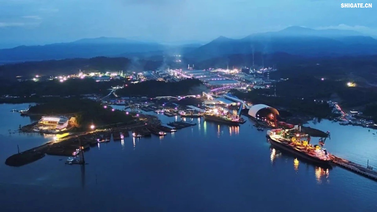 你聽說過歐洲"鋼鐵心臟"萎縮的消息嗎？為什么曾經強大的歐盟鋼鐵產業如今正在迅速崩塌？特朗普政府重啟的25%鋼鐵關稅究竟給歐洲造成了多大沖擊？在全球貿易保護主義重燃的今天，歐盟的慘痛教訓對中國有何警示意義？數據顯示，2025年一季度，歐盟對美鋼鐵出口同比驟降42%，損失約150萬噸訂單和45億歐元收入。與此同時，中國鋼鐵卻逆勢增長，2024年出口量突破1.11億噸，創下8年來新高。這背后有哪些產業鏈布局的深層差異？中國又該如何從歐盟的失敗中吸取經驗，打贏未來全球貿易的三大突圍戰？