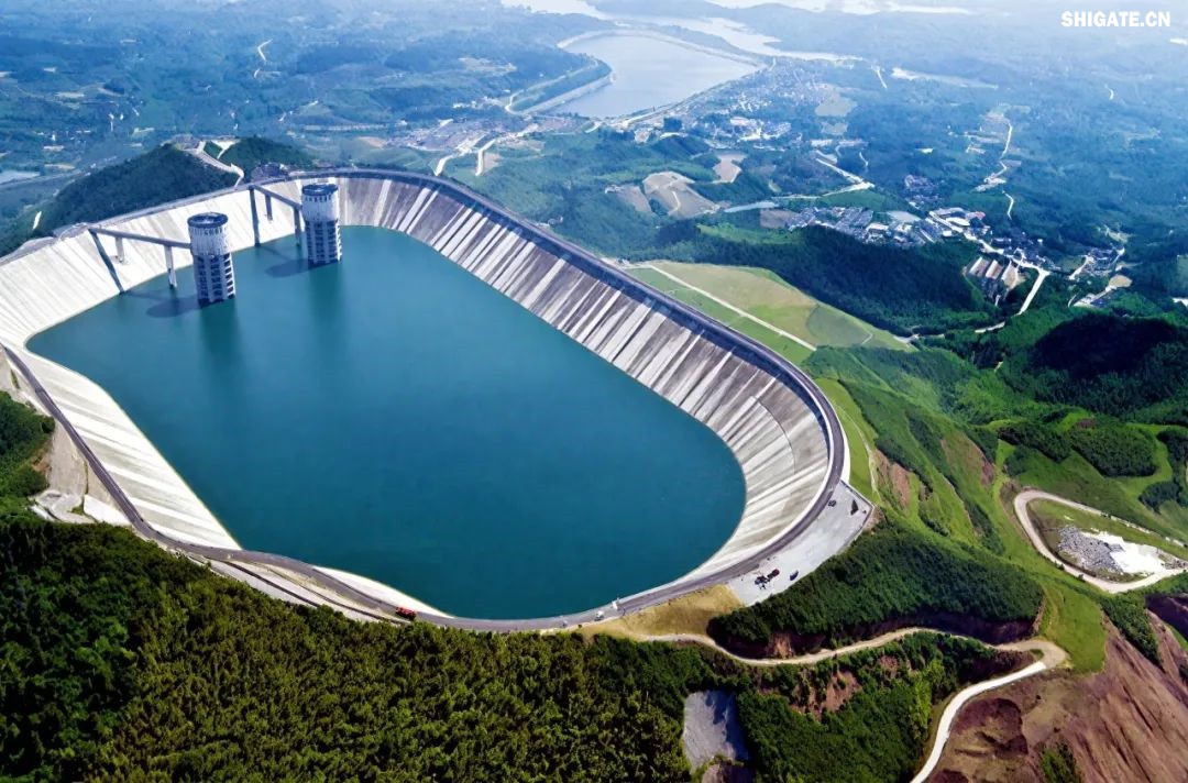 近日,舞鋼公司研制生產的一批340mm厚Q500D-Z35水電鋼板成功交付客戶,將用于國家重點水電項目——垣曲抽水蓄能電站關鍵部位建設。該批次產品在厚度規格與性能特性方面實現重大突破,為我國大型水電工程關鍵部位建設提供了堅實材料保障,獲得用戶好評。 近日,舞鋼公司研制生產的一批340mm厚Q500D-Z35水電鋼板成功交付客戶,將用于國家重點水電項目——垣曲抽水蓄能電站關鍵部位建設。該批次產品在厚度規格與性能特性方面實現重大突破,為我國大型水電工程關鍵部位建設提供了堅實材料保障,獲得用戶好評。