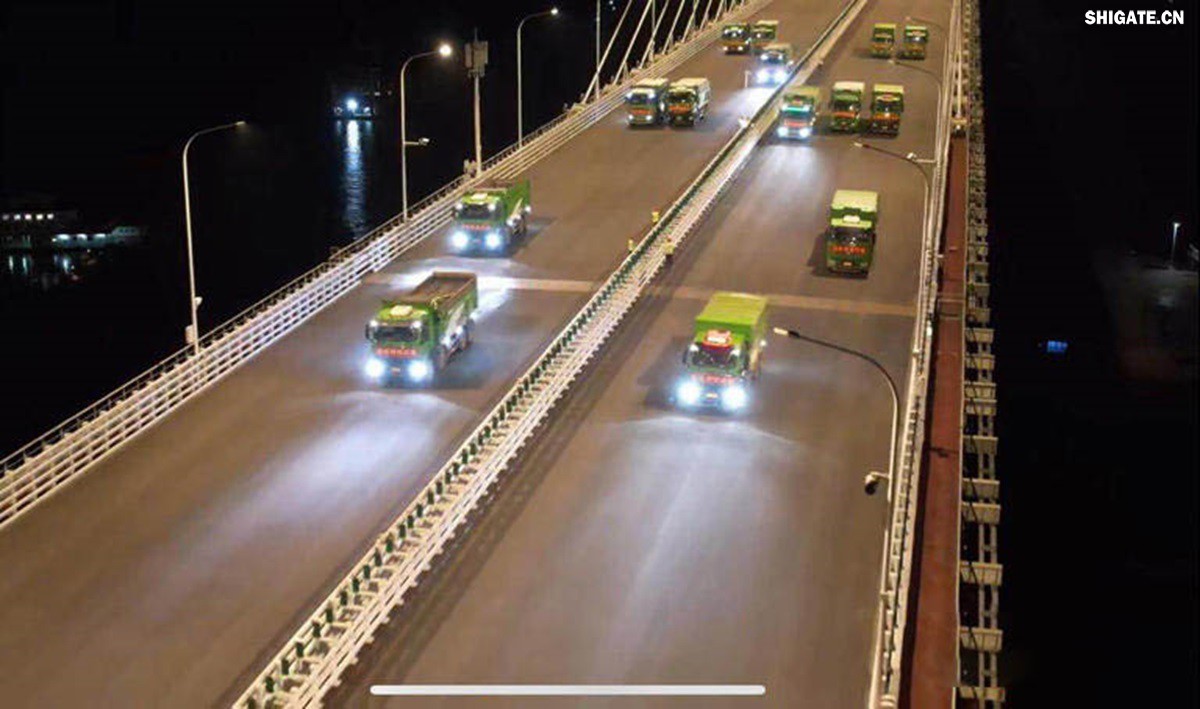 6月16日22時(shí),世界更大跨度斜拉橋——常泰長(zhǎng)江大橋燈火通明,車聲轟鳴,一場(chǎng)通車前的“極限挑戰(zhàn)”正緊張進(jìn)行。30輛總重達(dá)1200噸的四軸加載車,分批列隊(duì)駛上橋面預(yù)先劃定的停靠點(diǎn),并由提前布置在橋梁各關(guān)鍵部位的869個(gè)傳感器開(kāi)展實(shí)時(shí)監(jiān)測(cè),采集測(cè)試數(shù)據(jù)。由此,大橋跨江公鐵合建段主橋橋梁荷載試驗(yàn)全面啟動(dòng)。 6月16日22時(shí),世界更大跨度斜拉橋——常泰長(zhǎng)江大橋燈火通明,車聲轟鳴,一場(chǎng)通車前的“極限挑戰(zhàn)”正緊張進(jìn)行。30輛總重達(dá)1200噸的四軸加載車,分批列隊(duì)駛上橋面預(yù)先劃定的停靠點(diǎn),并由提前布置在橋梁各關(guān)鍵部位的869個(gè)傳感器開(kāi)展實(shí)時(shí)監(jiān)測(cè),采集測(cè)試數(shù)據(jù)。由此,大橋跨江公鐵合建段主橋橋梁荷載試驗(yàn)全面啟動(dòng)。