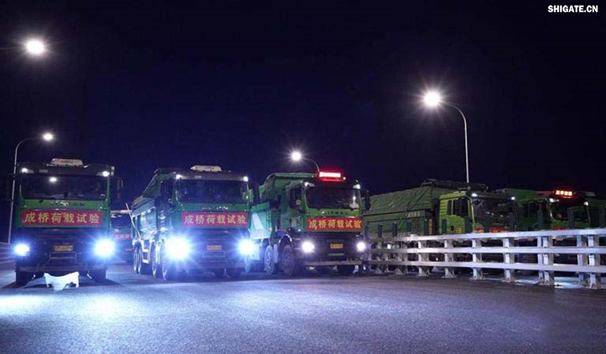 6月16日22時(shí),世界更大跨度斜拉橋——常泰長(zhǎng)江大橋燈火通明,車聲轟鳴,一場(chǎng)通車前的“極限挑戰(zhàn)”正緊張進(jìn)行。30輛總重達(dá)1200噸的四軸加載車,分批列隊(duì)駛上橋面預(yù)先劃定的停靠點(diǎn),并由提前布置在橋梁各關(guān)鍵部位的869個(gè)傳感器開(kāi)展實(shí)時(shí)監(jiān)測(cè),采集測(cè)試數(shù)據(jù)。由此,大橋跨江公鐵合建段主橋橋梁荷載試驗(yàn)全面啟動(dòng)。 6月16日22時(shí),世界更大跨度斜拉橋——常泰長(zhǎng)江大橋燈火通明,車聲轟鳴,一場(chǎng)通車前的“極限挑戰(zhàn)”正緊張進(jìn)行。30輛總重達(dá)1200噸的四軸加載車,分批列隊(duì)駛上橋面預(yù)先劃定的停靠點(diǎn),并由提前布置在橋梁各關(guān)鍵部位的869個(gè)傳感器開(kāi)展實(shí)時(shí)監(jiān)測(cè),采集測(cè)試數(shù)據(jù)。由此,大橋跨江公鐵合建段主橋橋梁荷載試驗(yàn)全面啟動(dòng)。