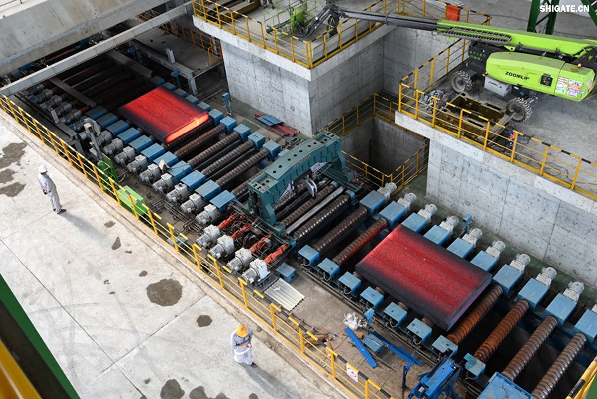 盛夏時(shí)節(jié),萬(wàn)物競(jìng)發(fā)。7月25日上午,河鋼集團(tuán)舞鋼公司隆重舉行460mm厚板連鑄機(jī)投產(chǎn)暨特厚板淬火線開(kāi)工儀式。舞鋼公司黨委書記、董事長(zhǎng)吝章國(guó)出席儀式并講話,強(qiáng)調(diào)要以科技創(chuàng)新為引領(lǐng),推動(dòng)企業(yè)高質(zhì)量發(fā)展。舞鋼市委副書記、市長(zhǎng)何卉,普銳特冶金技術(shù)(中國(guó))有限公司首席執(zhí)行官柯特,中冶京誠(chéng)工程技術(shù)有限公司煉鋼工程技術(shù)所總經(jīng)理安邦等106位嘉賓共同見(jiàn)證這一重要時(shí)刻。儀式由舞鋼公司黨委副書記、總經(jīng)理趙國(guó)昌主持。舞鋼公司全體領(lǐng)導(dǎo)班子成員及總經(jīng)理助理、副總工程師參加會(huì)議。舞鋼公司各單位干部職工代表120余名參加儀式。 盛夏時(shí)節(jié),萬(wàn)物競(jìng)發(fā)。7月25日上午,河鋼集團(tuán)舞鋼公司隆重舉行460mm厚板連鑄機(jī)投產(chǎn)暨特厚板淬火線開(kāi)工儀式。舞鋼公司黨委書記、董事長(zhǎng)吝章國(guó)出席儀式并講話,強(qiáng)調(diào)要以科技創(chuàng)新為引領(lǐng),推動(dòng)企業(yè)高質(zhì)量發(fā)展。舞鋼市委副書記、市長(zhǎng)何卉,普銳特冶金技術(shù)(中國(guó))有限公司首席執(zhí)行官柯特,中冶京誠(chéng)工程技術(shù)有限公司煉鋼工程技術(shù)所總經(jīng)理安邦等106位嘉賓共同見(jiàn)證這一重要時(shí)刻。儀式由舞鋼公司黨委副書記、總經(jīng)理趙國(guó)昌主持。舞鋼公司全體領(lǐng)導(dǎo)班子成員及總經(jīng)理助理、副總工程師參加會(huì)議。舞鋼公司各單位干部職工代表120余名參加儀式。