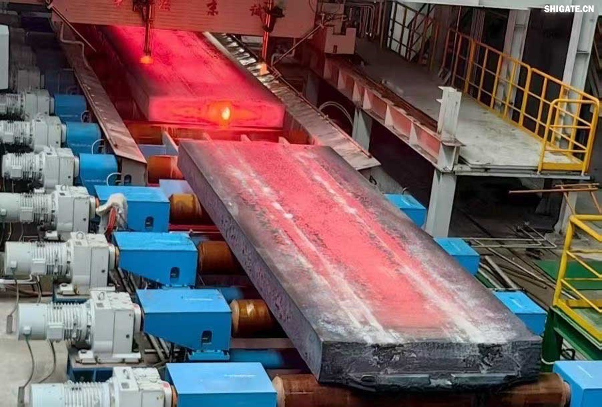 盛夏時(shí)節(jié),萬(wàn)物競(jìng)發(fā)。7月25日上午,河鋼集團(tuán)舞鋼公司隆重舉行460mm厚板連鑄機(jī)投產(chǎn)暨特厚板淬火線開(kāi)工儀式。舞鋼公司黨委書記、董事長(zhǎng)吝章國(guó)出席儀式并講話,強(qiáng)調(diào)要以科技創(chuàng)新為引領(lǐng),推動(dòng)企業(yè)高質(zhì)量發(fā)展。舞鋼市委副書記、市長(zhǎng)何卉,普銳特冶金技術(shù)(中國(guó))有限公司首席執(zhí)行官柯特,中冶京誠(chéng)工程技術(shù)有限公司煉鋼工程技術(shù)所總經(jīng)理安邦等106位嘉賓共同見(jiàn)證這一重要時(shí)刻。儀式由舞鋼公司黨委副書記、總經(jīng)理趙國(guó)昌主持。舞鋼公司全體領(lǐng)導(dǎo)班子成員及總經(jīng)理助理、副總工程師參加會(huì)議。舞鋼公司各單位干部職工代表120余名參加儀式。 盛夏時(shí)節(jié),萬(wàn)物競(jìng)發(fā)。7月25日上午,河鋼集團(tuán)舞鋼公司隆重舉行460mm厚板連鑄機(jī)投產(chǎn)暨特厚板淬火線開(kāi)工儀式。舞鋼公司黨委書記、董事長(zhǎng)吝章國(guó)出席儀式并講話,強(qiáng)調(diào)要以科技創(chuàng)新為引領(lǐng),推動(dòng)企業(yè)高質(zhì)量發(fā)展。舞鋼市委副書記、市長(zhǎng)何卉,普銳特冶金技術(shù)(中國(guó))有限公司首席執(zhí)行官柯特,中冶京誠(chéng)工程技術(shù)有限公司煉鋼工程技術(shù)所總經(jīng)理安邦等106位嘉賓共同見(jiàn)證這一重要時(shí)刻。儀式由舞鋼公司黨委副書記、總經(jīng)理趙國(guó)昌主持。舞鋼公司全體領(lǐng)導(dǎo)班子成員及總經(jīng)理助理、副總工程師參加會(huì)議。舞鋼公司各單位干部職工代表120余名參加儀式。