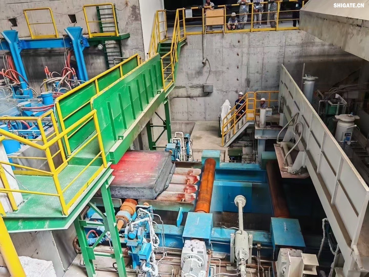 盛夏時(shí)節(jié),萬(wàn)物競(jìng)發(fā)。7月25日上午,河鋼集團(tuán)舞鋼公司隆重舉行460mm厚板連鑄機(jī)投產(chǎn)暨特厚板淬火線開(kāi)工儀式。舞鋼公司黨委書記、董事長(zhǎng)吝章國(guó)出席儀式并講話,強(qiáng)調(diào)要以科技創(chuàng)新為引領(lǐng),推動(dòng)企業(yè)高質(zhì)量發(fā)展。舞鋼市委副書記、市長(zhǎng)何卉,普銳特冶金技術(shù)(中國(guó))有限公司首席執(zhí)行官柯特,中冶京誠(chéng)工程技術(shù)有限公司煉鋼工程技術(shù)所總經(jīng)理安邦等106位嘉賓共同見(jiàn)證這一重要時(shí)刻。儀式由舞鋼公司黨委副書記、總經(jīng)理趙國(guó)昌主持。舞鋼公司全體領(lǐng)導(dǎo)班子成員及總經(jīng)理助理、副總工程師參加會(huì)議。舞鋼公司各單位干部職工代表120余名參加儀式。 盛夏時(shí)節(jié),萬(wàn)物競(jìng)發(fā)。7月25日上午,河鋼集團(tuán)舞鋼公司隆重舉行460mm厚板連鑄機(jī)投產(chǎn)暨特厚板淬火線開(kāi)工儀式。舞鋼公司黨委書記、董事長(zhǎng)吝章國(guó)出席儀式并講話,強(qiáng)調(diào)要以科技創(chuàng)新為引領(lǐng),推動(dòng)企業(yè)高質(zhì)量發(fā)展。舞鋼市委副書記、市長(zhǎng)何卉,普銳特冶金技術(shù)(中國(guó))有限公司首席執(zhí)行官柯特,中冶京誠(chéng)工程技術(shù)有限公司煉鋼工程技術(shù)所總經(jīng)理安邦等106位嘉賓共同見(jiàn)證這一重要時(shí)刻。儀式由舞鋼公司黨委副書記、總經(jīng)理趙國(guó)昌主持。舞鋼公司全體領(lǐng)導(dǎo)班子成員及總經(jīng)理助理、副總工程師參加會(huì)議。舞鋼公司各單位干部職工代表120余名參加儀式。