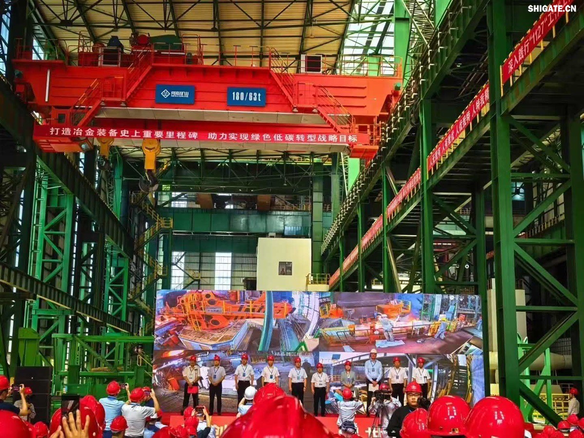 盛夏時(shí)節(jié),萬(wàn)物競(jìng)發(fā)。7月25日上午,河鋼集團(tuán)舞鋼公司隆重舉行460mm厚板連鑄機(jī)投產(chǎn)暨特厚板淬火線開(kāi)工儀式。舞鋼公司黨委書記、董事長(zhǎng)吝章國(guó)出席儀式并講話,強(qiáng)調(diào)要以科技創(chuàng)新為引領(lǐng),推動(dòng)企業(yè)高質(zhì)量發(fā)展。舞鋼市委副書記、市長(zhǎng)何卉,普銳特冶金技術(shù)(中國(guó))有限公司首席執(zhí)行官柯特,中冶京誠(chéng)工程技術(shù)有限公司煉鋼工程技術(shù)所總經(jīng)理安邦等106位嘉賓共同見(jiàn)證這一重要時(shí)刻。儀式由舞鋼公司黨委副書記、總經(jīng)理趙國(guó)昌主持。舞鋼公司全體領(lǐng)導(dǎo)班子成員及總經(jīng)理助理、副總工程師參加會(huì)議。舞鋼公司各單位干部職工代表120余名參加儀式。 盛夏時(shí)節(jié),萬(wàn)物競(jìng)發(fā)。7月25日上午,河鋼集團(tuán)舞鋼公司隆重舉行460mm厚板連鑄機(jī)投產(chǎn)暨特厚板淬火線開(kāi)工儀式。舞鋼公司黨委書記、董事長(zhǎng)吝章國(guó)出席儀式并講話,強(qiáng)調(diào)要以科技創(chuàng)新為引領(lǐng),推動(dòng)企業(yè)高質(zhì)量發(fā)展。舞鋼市委副書記、市長(zhǎng)何卉,普銳特冶金技術(shù)(中國(guó))有限公司首席執(zhí)行官柯特,中冶京誠(chéng)工程技術(shù)有限公司煉鋼工程技術(shù)所總經(jīng)理安邦等106位嘉賓共同見(jiàn)證這一重要時(shí)刻。儀式由舞鋼公司黨委副書記、總經(jīng)理趙國(guó)昌主持。舞鋼公司全體領(lǐng)導(dǎo)班子成員及總經(jīng)理助理、副總工程師參加會(huì)議。舞鋼公司各單位干部職工代表120余名參加儀式。