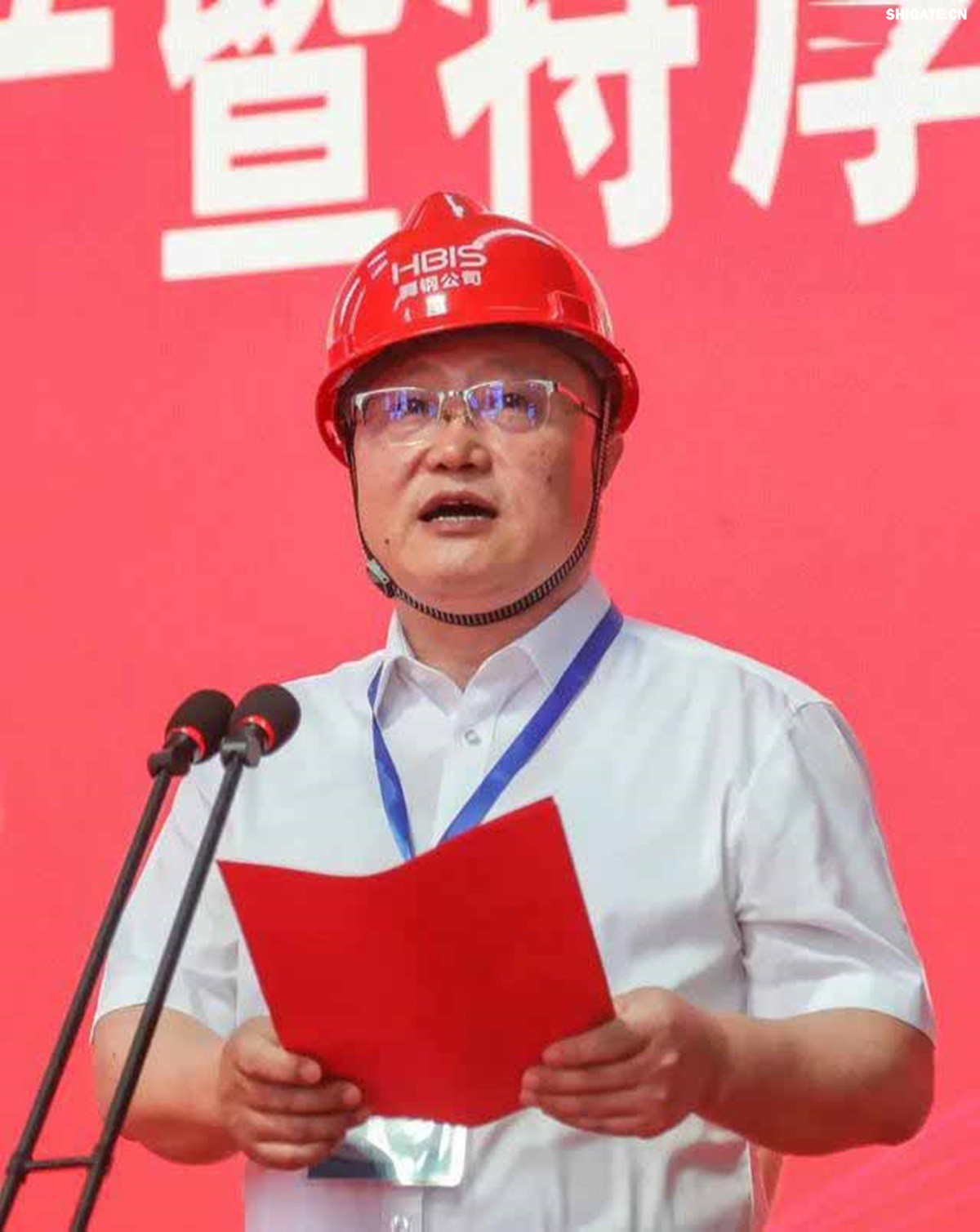 盛夏時(shí)節(jié),萬(wàn)物競(jìng)發(fā)。7月25日上午,河鋼集團(tuán)舞鋼公司隆重舉行460mm厚板連鑄機(jī)投產(chǎn)暨特厚板淬火線開(kāi)工儀式。舞鋼公司黨委書記、董事長(zhǎng)吝章國(guó)出席儀式并講話,強(qiáng)調(diào)要以科技創(chuàng)新為引領(lǐng),推動(dòng)企業(yè)高質(zhì)量發(fā)展。舞鋼市委副書記、市長(zhǎng)何卉,普銳特冶金技術(shù)(中國(guó))有限公司首席執(zhí)行官柯特,中冶京誠(chéng)工程技術(shù)有限公司煉鋼工程技術(shù)所總經(jīng)理安邦等106位嘉賓共同見(jiàn)證這一重要時(shí)刻。儀式由舞鋼公司黨委副書記、總經(jīng)理趙國(guó)昌主持。舞鋼公司全體領(lǐng)導(dǎo)班子成員及總經(jīng)理助理、副總工程師參加會(huì)議。舞鋼公司各單位干部職工代表120余名參加儀式。 盛夏時(shí)節(jié),萬(wàn)物競(jìng)發(fā)。7月25日上午,河鋼集團(tuán)舞鋼公司隆重舉行460mm厚板連鑄機(jī)投產(chǎn)暨特厚板淬火線開(kāi)工儀式。舞鋼公司黨委書記、董事長(zhǎng)吝章國(guó)出席儀式并講話,強(qiáng)調(diào)要以科技創(chuàng)新為引領(lǐng),推動(dòng)企業(yè)高質(zhì)量發(fā)展。舞鋼市委副書記、市長(zhǎng)何卉,普銳特冶金技術(shù)(中國(guó))有限公司首席執(zhí)行官柯特,中冶京誠(chéng)工程技術(shù)有限公司煉鋼工程技術(shù)所總經(jīng)理安邦等106位嘉賓共同見(jiàn)證這一重要時(shí)刻。儀式由舞鋼公司黨委副書記、總經(jīng)理趙國(guó)昌主持。舞鋼公司全體領(lǐng)導(dǎo)班子成員及總經(jīng)理助理、副總工程師參加會(huì)議。舞鋼公司各單位干部職工代表120余名參加儀式。