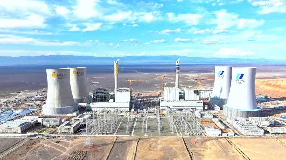 9月4日,我國“沙戈荒”新能源外送基地——新疆華電哈密2×100萬千瓦煤電項目建成投產,經過為期半個多月試運行,狀況良好。在該項目建設過程中,河鋼集團舞鋼公司容器鋼板替代進口,獨家用于項目所需國內首批100萬千瓦高效超超臨界純燃新疆高堿煤鍋爐等核心設備的制作,為國家重點新能源項目建設作出突出貢獻。 9月4日,我國“沙戈荒”新能源外送基地——新疆華電哈密2×100萬千瓦煤電項目建成投產,經過為期半個多月試運行,狀況良好。在該項目建設過程中,河鋼集團舞鋼公司容器鋼板替代進口,獨家用于項目所需國內首批100萬千瓦高效超超臨界純燃新疆高堿煤鍋爐等核心設備的制作,為國家重點新能源項目建設作出突出貢獻。