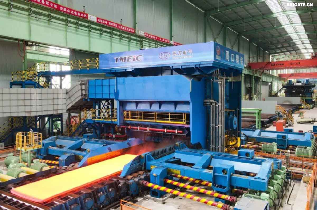 6月1日,河南鋼鐵集團(tuán)周口基地簡稱(周鋼)二期寬厚板項(xiàng)目控制中心迎來重要里程碑:當(dāng)操作員按下5500mm精軋機(jī)的軋制按鈕,通紅的鋼板如熔金般奔騰穿過軋輥,標(biāo)志著5500mm軋機(jī)熱試圓滿成功。這一震撼場景與5月31日RH真空精煉爐、熱處理線熱試成功交相輝映,正式宣告世界首條“5600mm+5500mm雙超寬機(jī)架”寬厚板生產(chǎn)線全線貫通!生產(chǎn)線總長度達(dá)到1.4公里,構(gòu)成了國內(nèi)已知更長的寬厚板軋鋼車間,連接了近20個(gè)精密工序,深基坑群實(shí)現(xiàn)了全線的貫通布局。至此,河南鋼鐵集團(tuán)強(qiáng)勢躋身全球鋼鐵制造“一梯隊(duì)”,其智能化、綠色化發(fā)展及特鋼轉(zhuǎn)型進(jìn)程由此開啟全新篇章! 6月1日,河南鋼鐵集團(tuán)周口基地簡稱(周鋼)二期寬厚板項(xiàng)目控制中心迎來重要里程碑:當(dāng)操作員按下5500mm精軋機(jī)的軋制按鈕,通紅的鋼板如熔金般奔騰穿過軋輥,標(biāo)志著5500mm軋機(jī)熱試圓滿成功。這一震撼場景與5月31日RH真空精煉爐、熱處理線熱試成功交相輝映,正式宣告世界首條“5600mm+5500mm雙超寬機(jī)架”寬厚板生產(chǎn)線全線貫通!生產(chǎn)線總長度達(dá)到1.4公里,構(gòu)成了國內(nèi)已知更長的寬厚板軋鋼車間,連接了近20個(gè)精密工序,深基坑群實(shí)現(xiàn)了全線的貫通布局。至此,河南鋼鐵集團(tuán)強(qiáng)勢躋身全球鋼鐵制造“一梯隊(duì)”,其智能化、綠色化發(fā)展及特鋼轉(zhuǎn)型進(jìn)程由此開啟全新篇章!