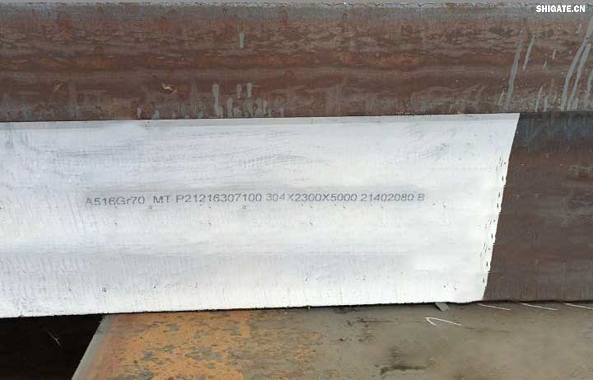 河鋼舞鋼積極發揮技術優勢,打造更多“單打冠軍”產品。成立高難要求SA516Gr70小微攻關團隊,采用專用成分設計、一體化特殊工藝,攻克相關技術難題,不斷提高產品質量,研發出更高技術含量的高附加值產品,滿足客戶的個性化需求。在今年5月,河鋼舞鋼為客戶研發出厚度203mm、技術含量在當時均創同類鋼板之更的高性能SA516Gr70,助力我國重點PTA(精對苯二甲酸)項目建設。短短三個月,便再次實現突破,成功生產304mm厚SA516Gr70鋼板,實現高難要求容器用鋼SA516Gr70從8mm到304mm厚度規格的全覆蓋。鋼板具備優良沖擊溫度性能,可廣泛應用于常溫到零下52攝氏度的環境,耐高溫模焊時間可達26小時。產品不僅在重點工程項目得到應用,還遠銷海外,獲得市場高度認可。 河鋼舞鋼積極發揮技術優勢,打造更多“單打冠軍”產品。成立高難要求SA516Gr70小微攻關團隊,采用專用成分設計、一體化特殊工藝,攻克相關技術難題,不斷提高產品質量,研發出更高技術含量的高附加值產品,滿足客戶的個性化需求。在今年5月,河鋼舞鋼為客戶研發出厚度203mm、技術含量在當時均創同類鋼板之更的高性能SA516Gr70,助力我國重點PTA(精對苯二甲酸)項目建設。短短三個月,便再次實現突破,成功生產304mm厚SA516Gr70鋼板,實現高難要求容器用鋼SA516Gr70從8mm到304mm厚度規格的全覆蓋。鋼板具備優良沖擊溫度性能,可廣泛應用于常溫到零下52攝氏度的環境,耐高溫模焊時間可達26小時。產品不僅在重點工程項目得到應用,還遠銷海外,獲得市場高度認可。