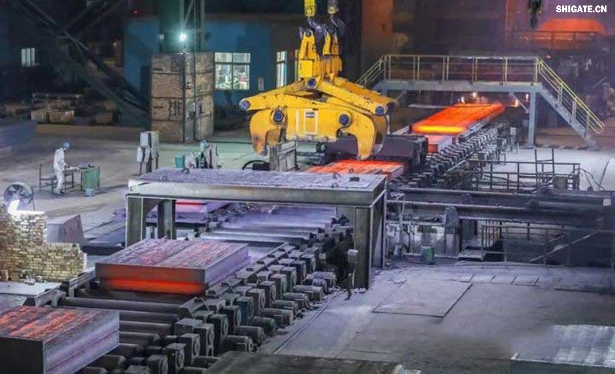 河鋼舞鋼積極發揮技術優勢,打造更多“單打冠軍”產品。成立高難要求SA516Gr70小微攻關團隊,采用專用成分設計、一體化特殊工藝,攻克相關技術難題,不斷提高產品質量,研發出更高技術含量的高附加值產品,滿足客戶的個性化需求。在今年5月,河鋼舞鋼為客戶研發出厚度203mm、技術含量在當時均創同類鋼板之更的高性能SA516Gr70,助力我國重點PTA(精對苯二甲酸)項目建設。短短三個月,便再次實現突破,成功生產304mm厚SA516Gr70鋼板,實現高難要求容器用鋼SA516Gr70從8mm到304mm厚度規格的全覆蓋。鋼板具備優良沖擊溫度性能,可廣泛應用于常溫到零下52攝氏度的環境,耐高溫模焊時間可達26小時。產品不僅在重點工程項目得到應用,還遠銷海外,獲得市場高度認可。 河鋼舞鋼積極發揮技術優勢,打造更多“單打冠軍”產品。成立高難要求SA516Gr70小微攻關團隊,采用專用成分設計、一體化特殊工藝,攻克相關技術難題,不斷提高產品質量,研發出更高技術含量的高附加值產品,滿足客戶的個性化需求。在今年5月,河鋼舞鋼為客戶研發出厚度203mm、技術含量在當時均創同類鋼板之更的高性能SA516Gr70,助力我國重點PTA(精對苯二甲酸)項目建設。短短三個月,便再次實現突破,成功生產304mm厚SA516Gr70鋼板,實現高難要求容器用鋼SA516Gr70從8mm到304mm厚度規格的全覆蓋。鋼板具備優良沖擊溫度性能,可廣泛應用于常溫到零下52攝氏度的環境,耐高溫模焊時間可達26小時。產品不僅在重點工程項目得到應用,還遠銷海外,獲得市場高度認可。