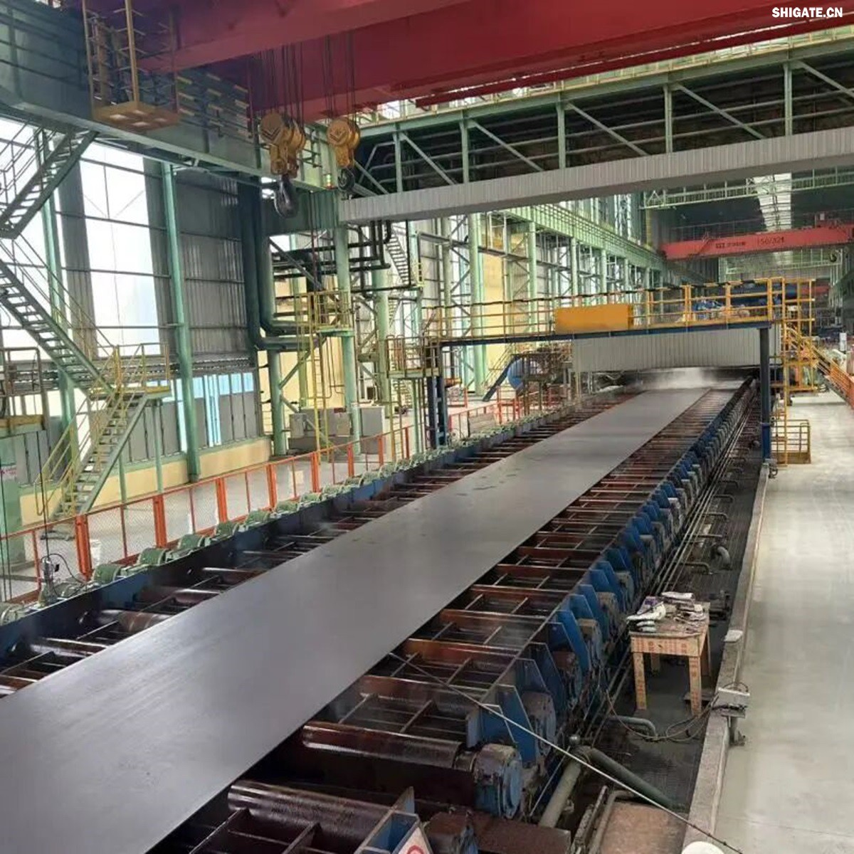 12月2日,周口基地傳來喜訊——其寬厚板產線先后完成了14mm、12mm規(guī)格鋼板的首次軋制,此次試軋的低溫壓力容器09MnNiDR和工程機械用鋼Q355B兩種牌號鋼板均順利下線,經嚴格檢測,各項指標均超過標準要求。這一突破標志著該基地雙超寬機架產線在6mm至300mm寬厚板的規(guī)格拓展征程中邁出了堅實的一步,高端產品的覆蓋范圍得以進一步擴大。 12月2日,周口基地傳來喜訊——其寬厚板產線先后完成了14mm、12mm規(guī)格鋼板的首次軋制,此次試軋的低溫壓力容器09MnNiDR和工程機械用鋼Q355B兩種牌號鋼板均順利下線,經嚴格檢測,各項指標均超過標準要求。這一突破標志著該基地雙超寬機架產線在6mm至300mm寬厚板的規(guī)格拓展征程中邁出了堅實的一步,高端產品的覆蓋范圍得以進一步擴大。