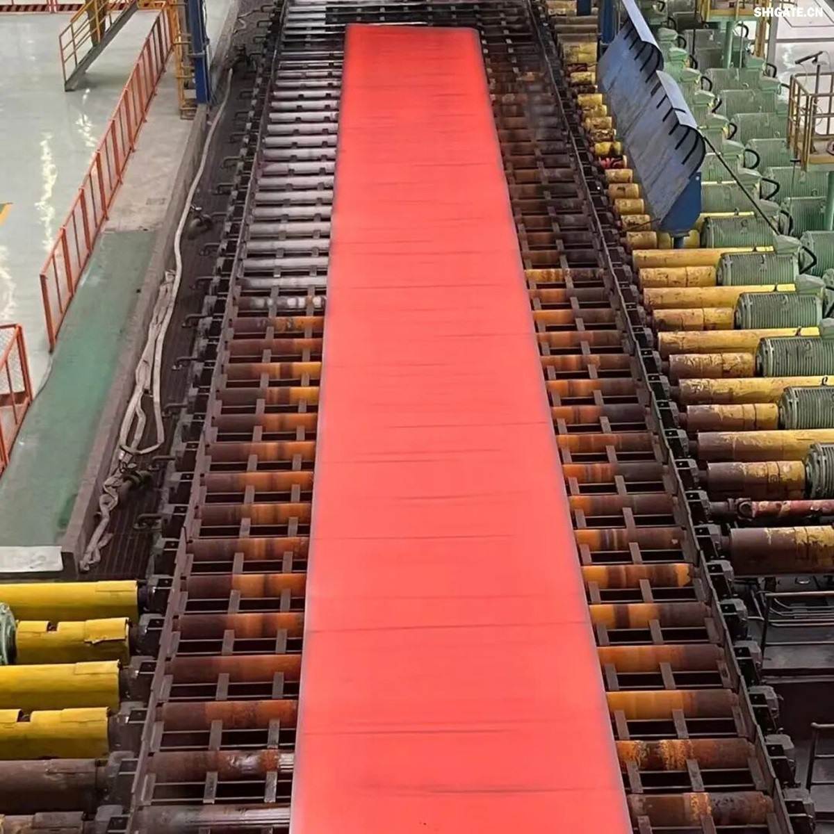 12月2日,周口基地傳來喜訊——其寬厚板產線先后完成了14mm、12mm規(guī)格鋼板的首次軋制,此次試軋的低溫壓力容器09MnNiDR和工程機械用鋼Q355B兩種牌號鋼板均順利下線,經嚴格檢測,各項指標均超過標準要求。這一突破標志著該基地雙超寬機架產線在6mm至300mm寬厚板的規(guī)格拓展征程中邁出了堅實的一步,高端產品的覆蓋范圍得以進一步擴大。 12月2日,周口基地傳來喜訊——其寬厚板產線先后完成了14mm、12mm規(guī)格鋼板的首次軋制,此次試軋的低溫壓力容器09MnNiDR和工程機械用鋼Q355B兩種牌號鋼板均順利下線,經嚴格檢測,各項指標均超過標準要求。這一突破標志著該基地雙超寬機架產線在6mm至300mm寬厚板的規(guī)格拓展征程中邁出了堅實的一步,高端產品的覆蓋范圍得以進一步擴大。