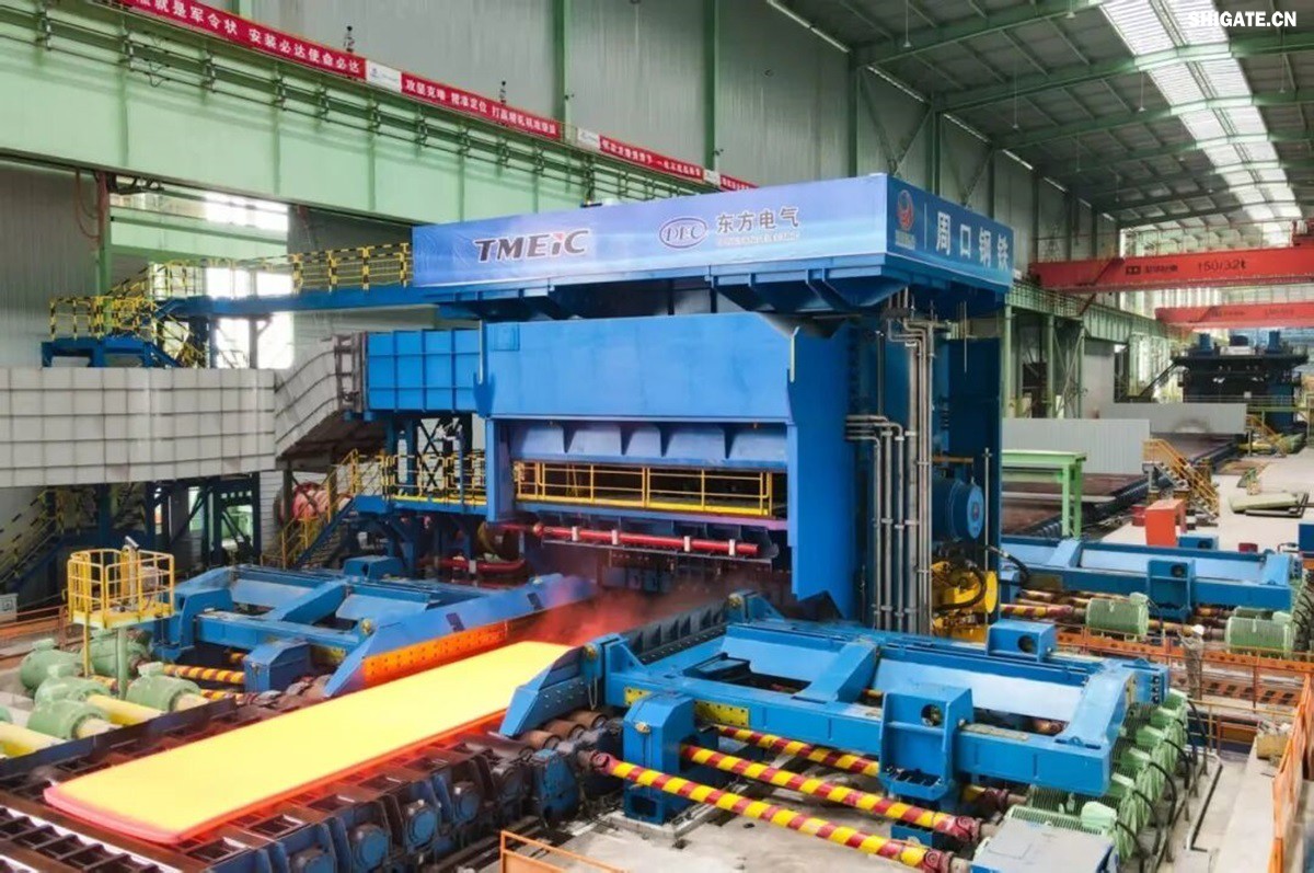 12月2日,周口基地傳來喜訊——其寬厚板產線先后完成了14mm、12mm規(guī)格鋼板的首次軋制,此次試軋的低溫壓力容器鋼板09MnNiDR和工程機械用鋼Q355B兩種牌號鋼板均順利下線,經嚴格檢測,各項指標均超過標準要求。這一突破標志著該基地雙超寬機架產線在6mm至300mm寬厚板的規(guī)格拓展征程中邁出了堅實的一步,好產品的覆蓋范圍得以進一步擴大。 12月2日,周口基地傳來喜訊——其寬厚板產線先后完成了14mm、12mm規(guī)格鋼板的首次軋制,此次試軋的低溫壓力容器鋼板09MnNiDR和工程機械用鋼Q355B兩種牌號鋼板均順利下線,經嚴格檢測,各項指標均超過標準要求。這一突破標志著該基地雙超寬機架產線在6mm至300mm寬厚板的規(guī)格拓展征程中邁出了堅實的一步,好產品的覆蓋范圍得以進一步擴大。