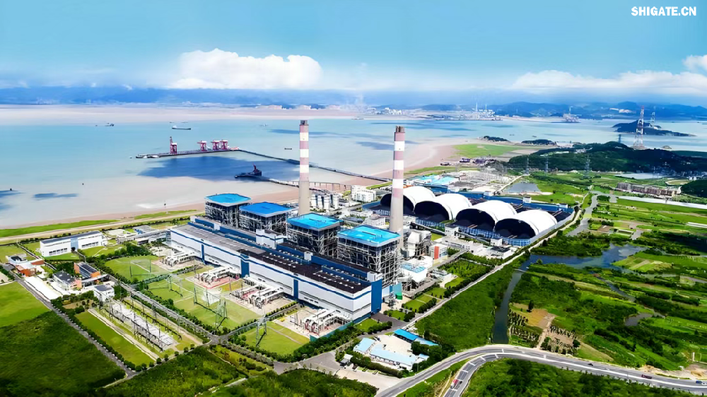 鍋爐汽包是火力發(fā)電關(guān)鍵設(shè)備,其核心材料的質(zhì)量直接影響到整個(gè)發(fā)電機(jī)組的安全性和效率。面對(duì)現(xiàn)場設(shè)備受限、工藝復(fù)雜、生產(chǎn)交貨期緊張等挑戰(zhàn),舞鋼優(yōu)化生產(chǎn)流程,創(chuàng)新生產(chǎn)工藝,提供的高韌特厚板具有較高的純凈度、致密度、組織均勻性及較高的韌性、良好的中高溫性能,能夠滿足650℃高效超超臨界燃煤發(fā)電機(jī)組在高溫高壓環(huán)境下的運(yùn)行要求,并提前15天高質(zhì)量交付,滿足了客戶急需。 華能玉環(huán)電廠四期項(xiàng)目擬建設(shè)1臺(tái)100萬千瓦級(jí)650攝氏度高效超超臨界一次再熱燃煤發(fā)電機(jī)組,機(jī)組設(shè)計(jì)主汽壓力達(dá)到35兆帕,主蒸汽和再熱蒸汽溫度均達(dá)到650攝氏度,是目前世界范圍內(nèi)燃煤機(jī)組最高參數(shù),將大幅提高發(fā)電效率。與現(xiàn)有機(jī)組相比,650攝氏度等級(jí)高效超超臨界燃煤機(jī)組可提升發(fā)電效率約4個(gè)百分點(diǎn),度電煤耗可降低約10%,每年可減少二氧化碳排放量約45萬噸。 作為國家重大科技攻關(guān)項(xiàng)目,該機(jī)組采用中國華能研發(fā)的我國具有自主知識(shí)產(chǎn)權(quán)的高溫合金新材料,實(shí)現(xiàn)了關(guān)鍵高溫材料技術(shù)的完全自主可控,打破傳統(tǒng)燃煤發(fā)電的熱效率瓶頸,實(shí)現(xiàn)“用更少的煤發(fā)更多的電”。 項(xiàng)目建成后將大幅提升煤電清潔高效利用水平,同時(shí)推動(dòng)國產(chǎn)裝備制造能力全面升級(jí),為實(shí)現(xiàn)我國能源安全與“雙碳”目標(biāo)提供重要支撐。 鍋爐汽包是火力發(fā)電關(guān)鍵設(shè)備,其核心材料的質(zhì)量直接影響到整個(gè)發(fā)電機(jī)組的安全性和效率。面對(duì)現(xiàn)場設(shè)備受限、工藝復(fù)雜、生產(chǎn)交貨期緊張等挑戰(zhàn),舞鋼優(yōu)化生產(chǎn)流程,創(chuàng)新生產(chǎn)工藝,提供的高韌特厚板具有較高的純凈度、致密度、組織均勻性及較高的韌性、良好的中高溫性能,能夠滿足650℃高效超超臨界燃煤發(fā)電機(jī)組在高溫高壓環(huán)境下的運(yùn)行要求,并提前15天高質(zhì)量交付,滿足了客戶急需。 華能玉環(huán)電廠四期項(xiàng)目擬建設(shè)1臺(tái)100萬千瓦級(jí)650攝氏度高效超超臨界一次再熱燃煤發(fā)電機(jī)組,機(jī)組設(shè)計(jì)主汽壓力達(dá)到35兆帕,主蒸汽和再熱蒸汽溫度均達(dá)到650攝氏度,是目前世界范圍內(nèi)燃煤機(jī)組最高參數(shù),將大幅提高發(fā)電效率。與現(xiàn)有機(jī)組相比,650攝氏度等級(jí)高效超超臨界燃煤機(jī)組可提升發(fā)電效率約4個(gè)百分點(diǎn),度電煤耗可降低約10%,每年可減少二氧化碳排放量約45萬噸。 作為國家重大科技攻關(guān)項(xiàng)目,該機(jī)組采用中國華能研發(fā)的我國具有自主知識(shí)產(chǎn)權(quán)的高溫合金新材料,實(shí)現(xiàn)了關(guān)鍵高溫材料技術(shù)的完全自主可控,打破傳統(tǒng)燃煤發(fā)電的熱效率瓶頸,實(shí)現(xiàn)“用更少的煤發(fā)更多的電”。 項(xiàng)目建成后將大幅提升煤電清潔高效利用水平,同時(shí)推動(dòng)國產(chǎn)裝備制造能力全面升級(jí),為實(shí)現(xiàn)我國能源安全與“雙碳”目標(biāo)提供重要支撐。